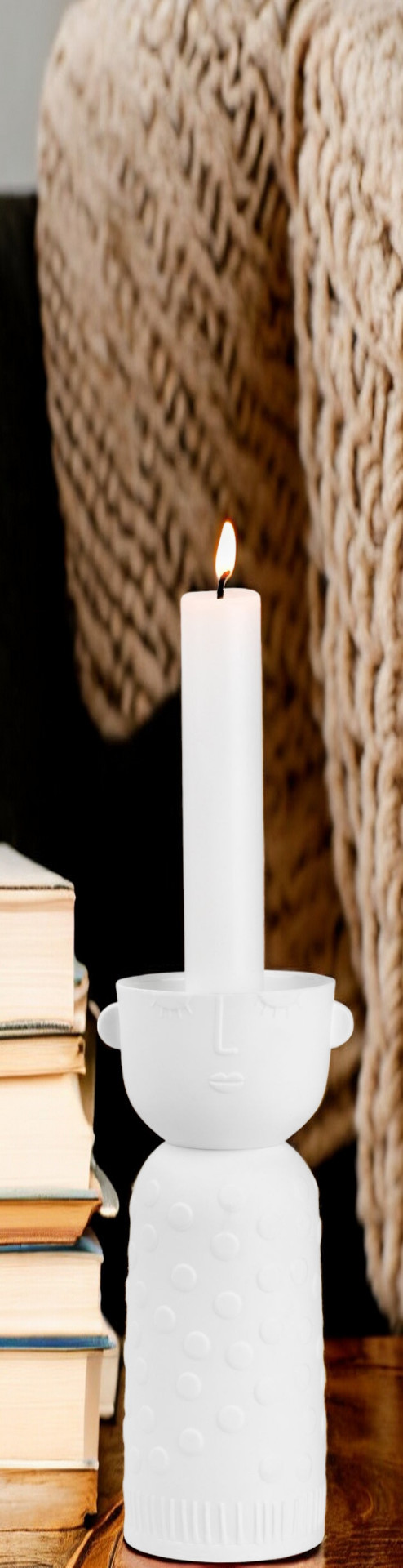 Detailaufnahme: Räder Porzellangeschichten Luna Kerzenhalter mit brennender Kerze, dekoratives Wohnaccessoire für gemütliche Atmosphäre.