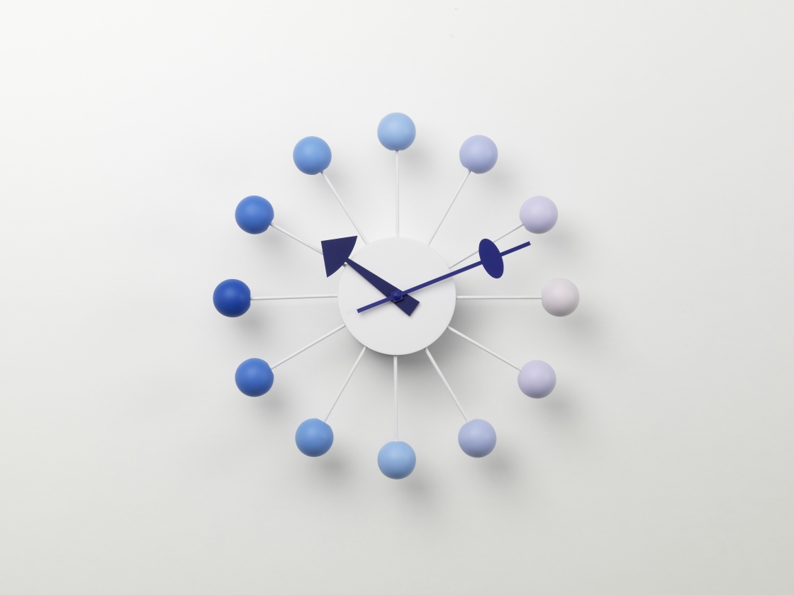 Ball Clock Wanduhr Dawn Vitra LIMITED EDITION mit blauen Kugeln und Zeigern.