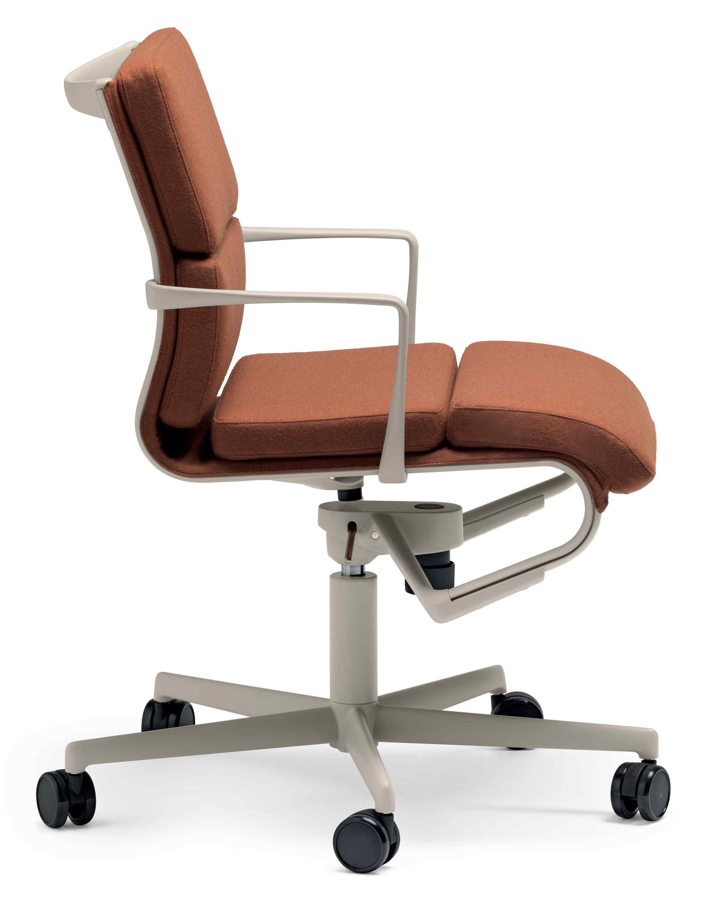 Rollingframe Drehstuhl mit Armlehnen und braunem Stoffbezug, ergonomischer Bürostuhl für komfortables Sitzen.