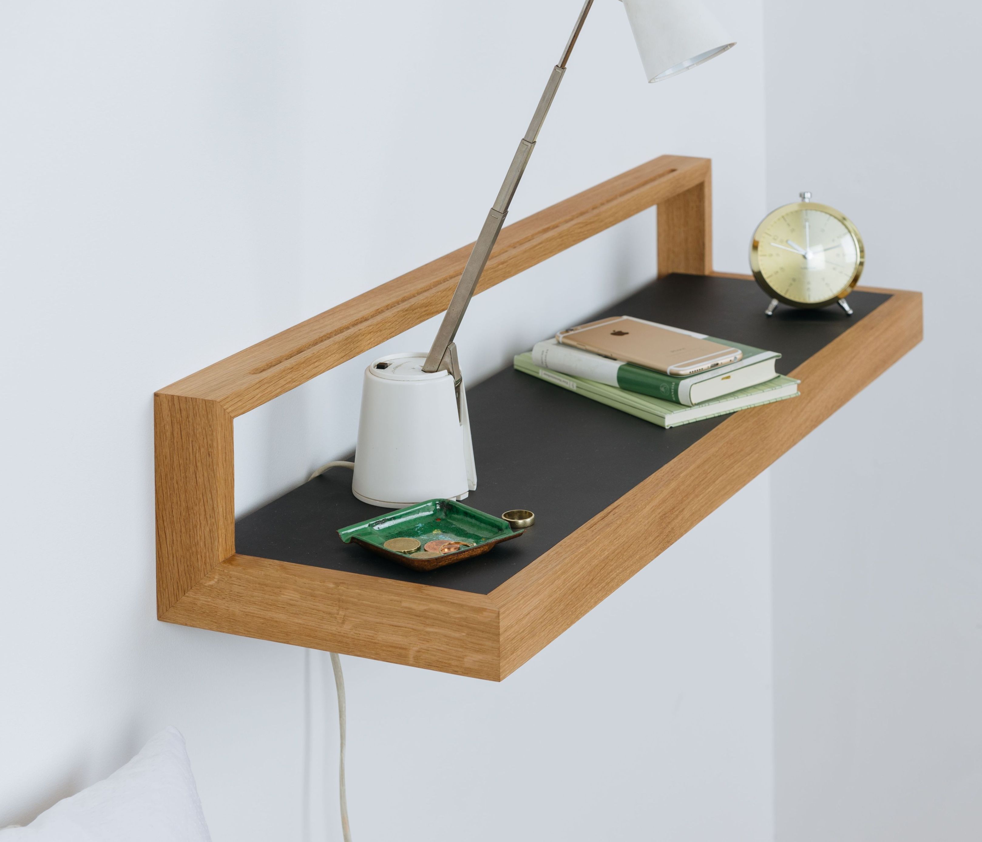 Wandregal aus Eiche mit Lampe, Uhr, Handy und Deko. Modernes Schlafzimmerregal für Bücher und Nachttischlampe.