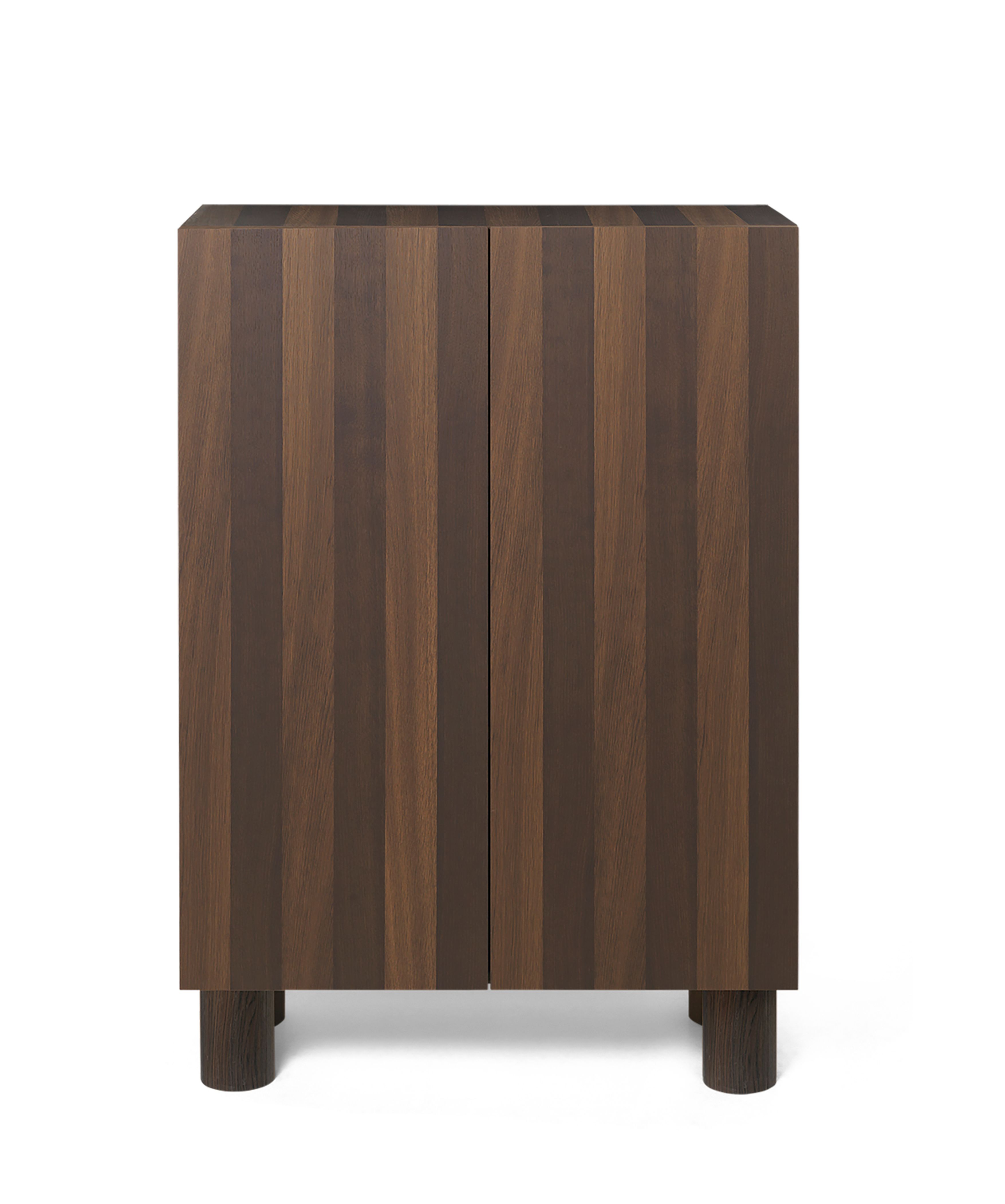 Ferm Living Post Storage Schrank aus geräucherter Eiche mit zwei Türen und runden Füßen.