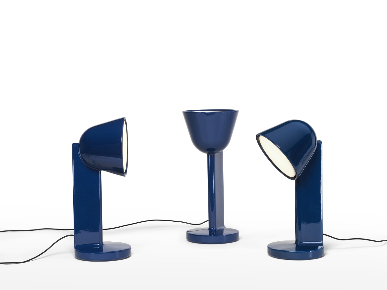 Céramique Up Tischleuchte von Flos in Navy Blue: Moderne Tischlampe für stilvolle Beleuchtung.