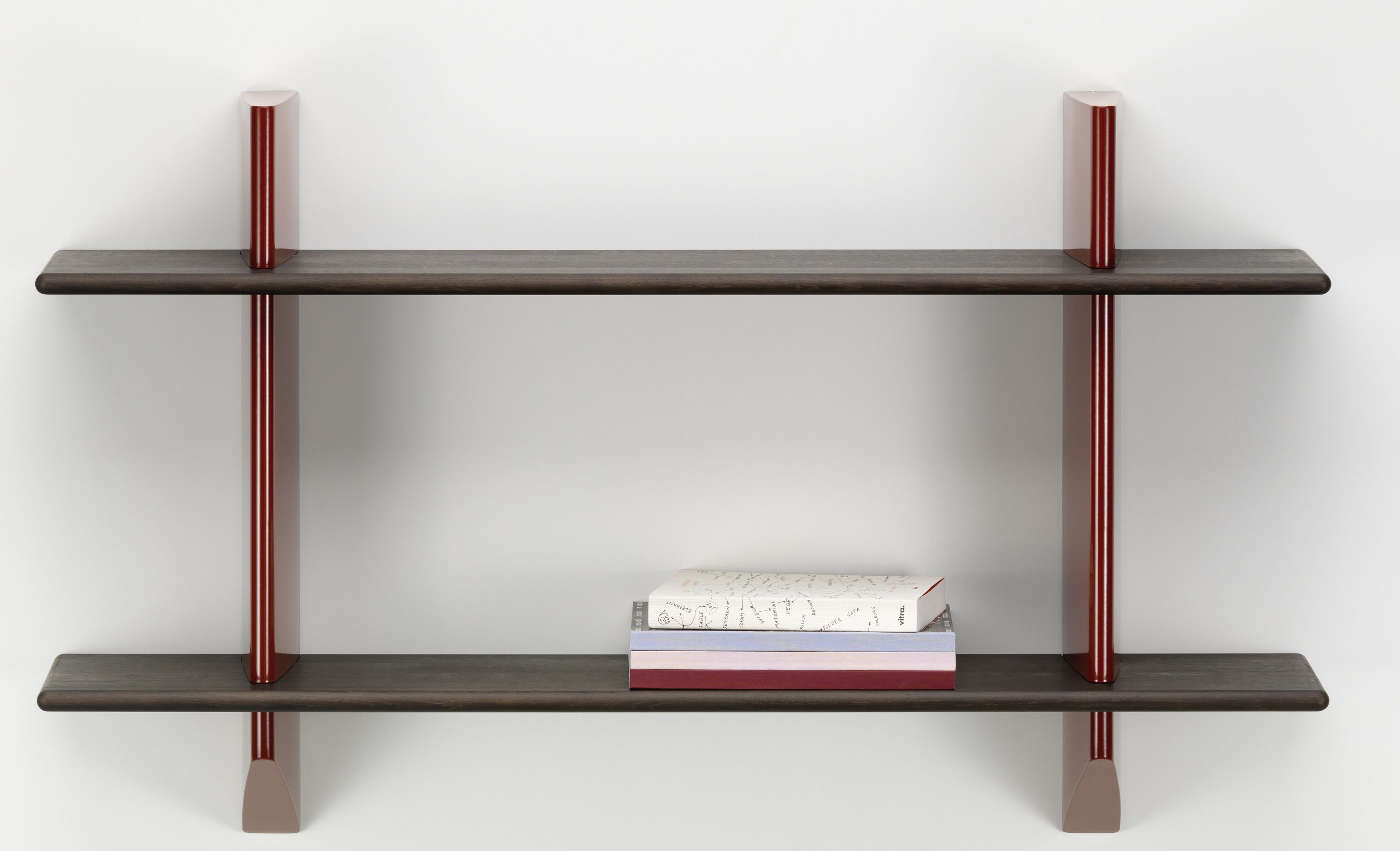 Vitra Rayonnage Mural Wandregal aus dunkler Eiche mit roten Akzenten, modernes Design.