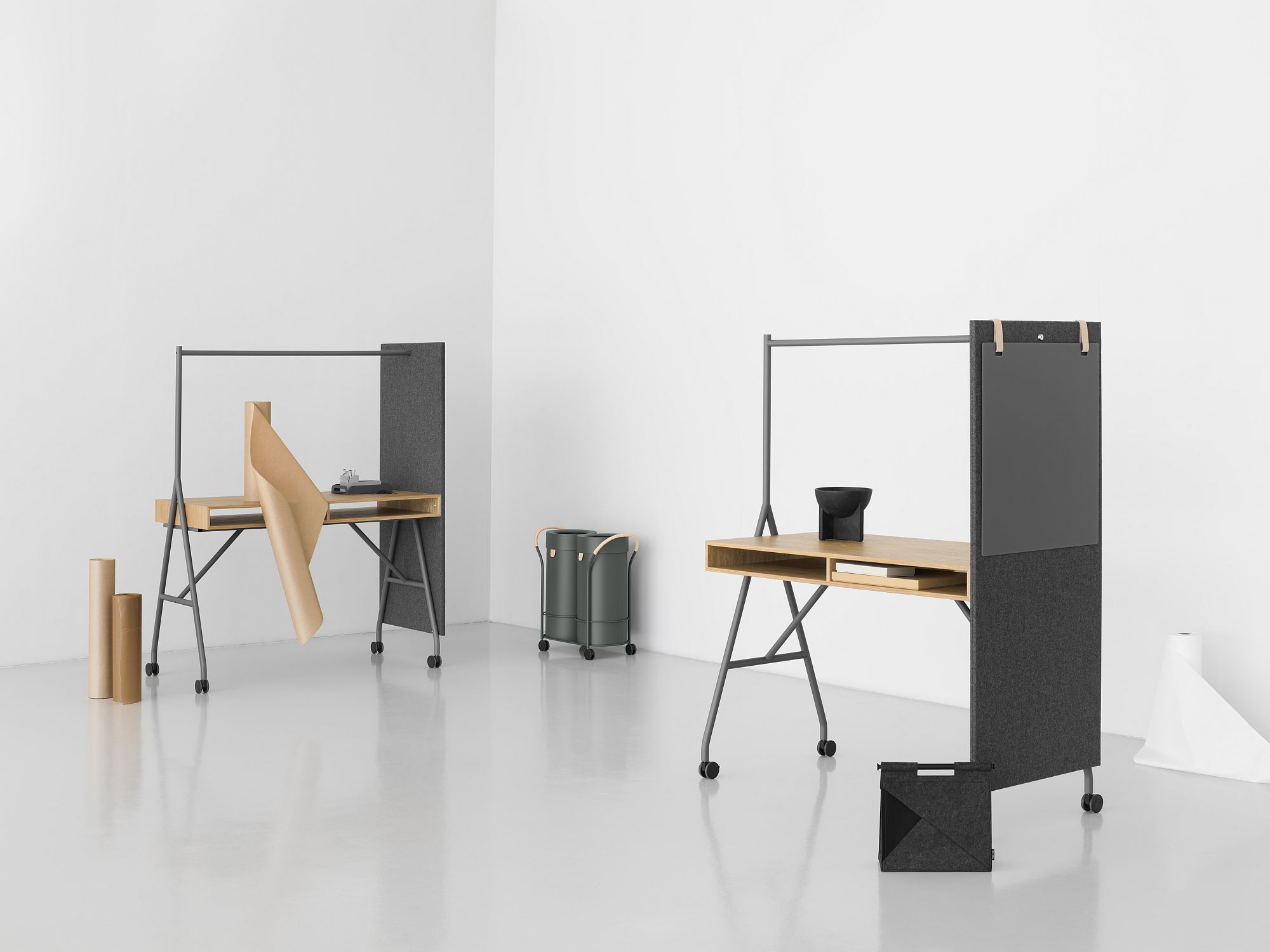 Zwei Hangout High Desk Stehtische von Mizetto mit Rollen, Trennwand und Ablagefläche im minimalistischen Büro.