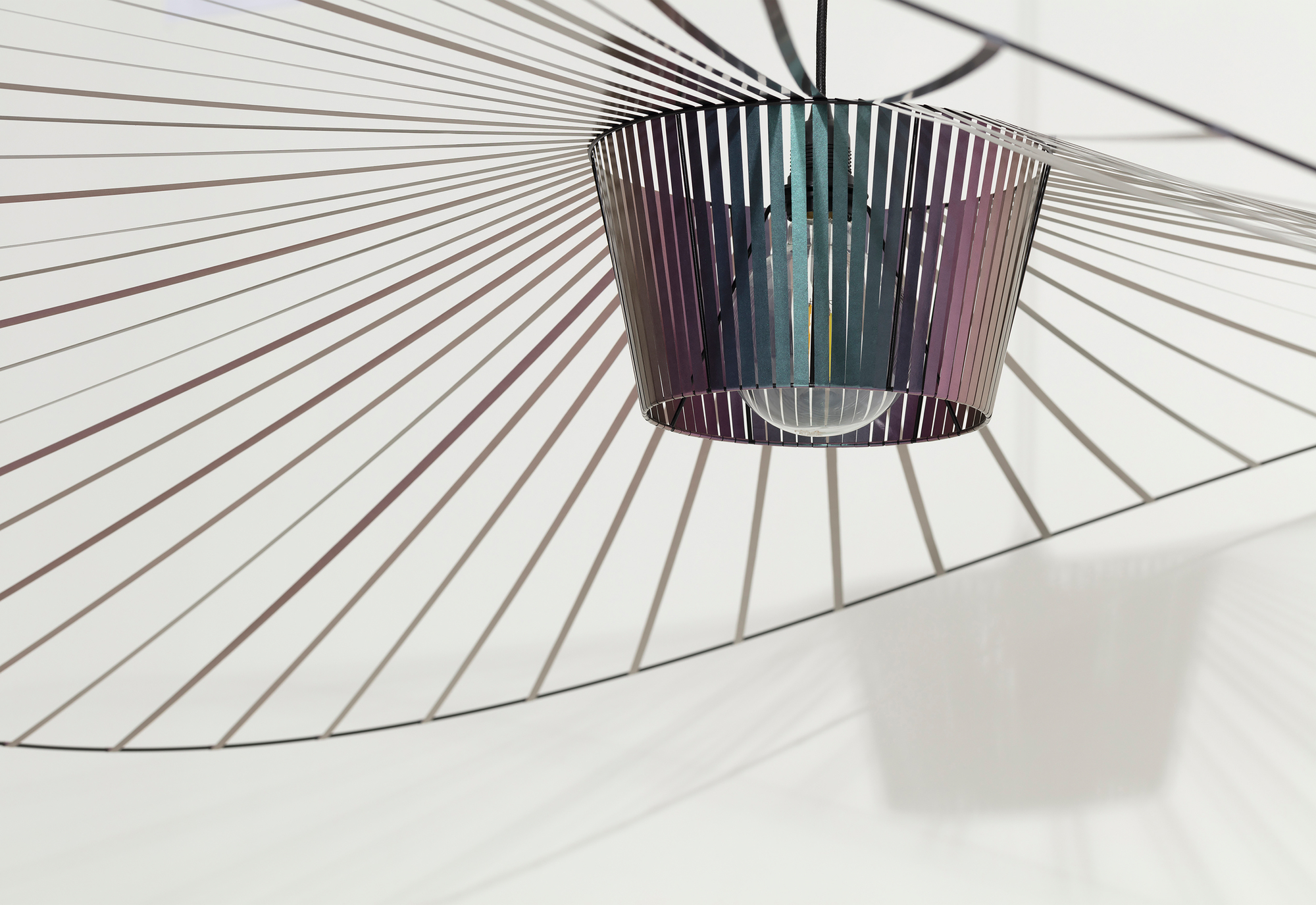 Vertigo Pendelleuchte von Petite Friture, große Hängelampe mit grafischem Schirm und kegelförmigem Lampenkörper in Farbe.