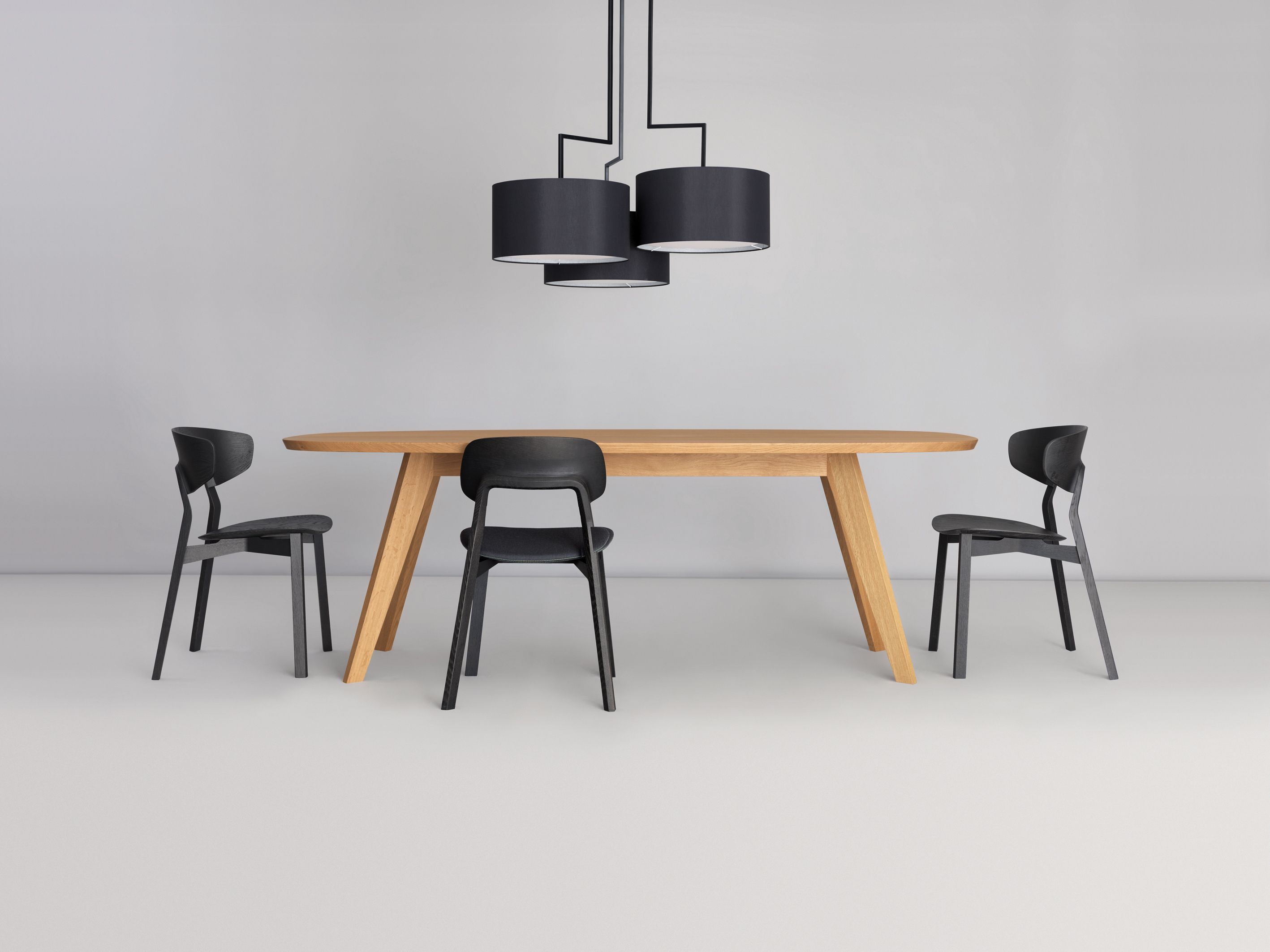 Ovaler CENA Tisch aus Holz mit schwarzen Stühlen und moderner Lampe für Esszimmer.