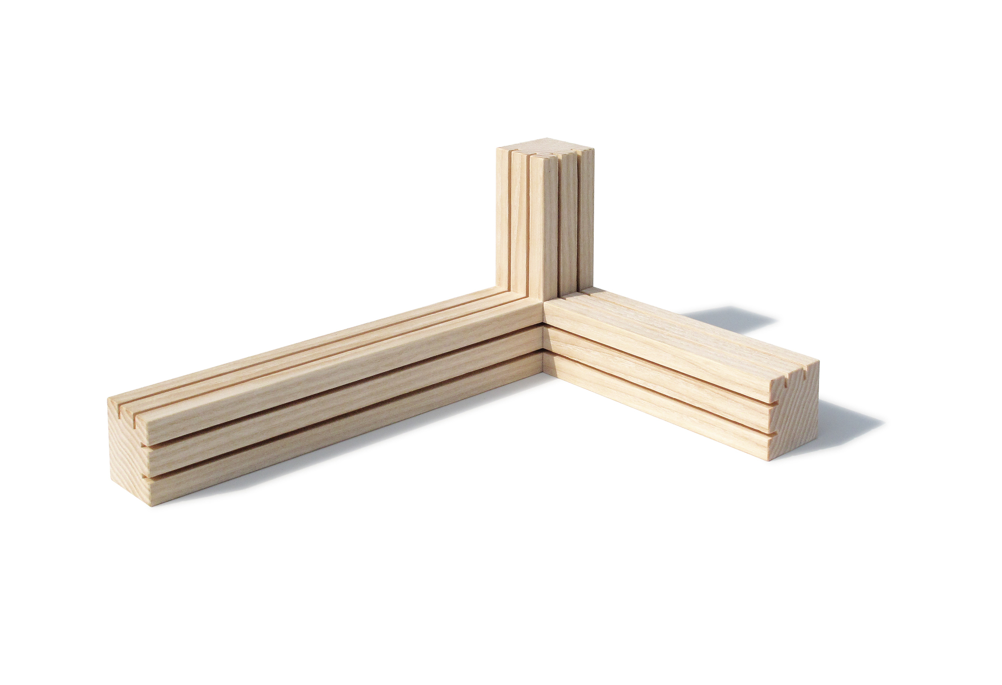 Kartenhalter Tri Side by Side aus hellem Holz, geeignet für Fotos, Postkarten und Visitenkarten.