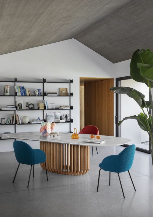 Ovaler Esstisch "Juice" von Miniforms mit Marmorplatte und Holzfuß in modernem Wohnraum.