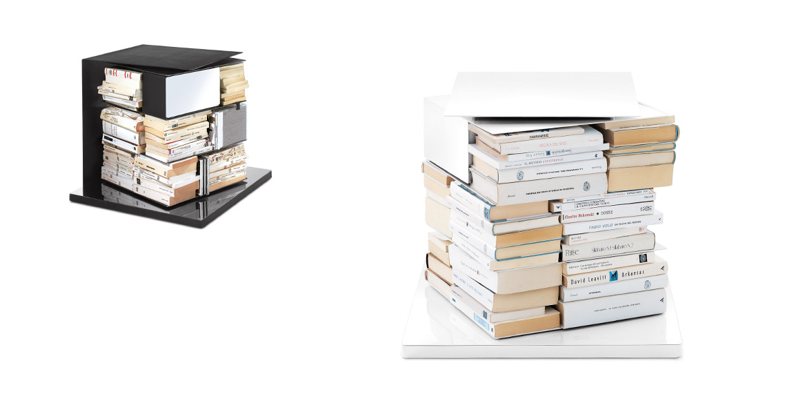 Ptolomeo Bücherregal: Schwarze und weiße Bücherstapel auf einer modernen, minimalistischen Bücher-Säule.