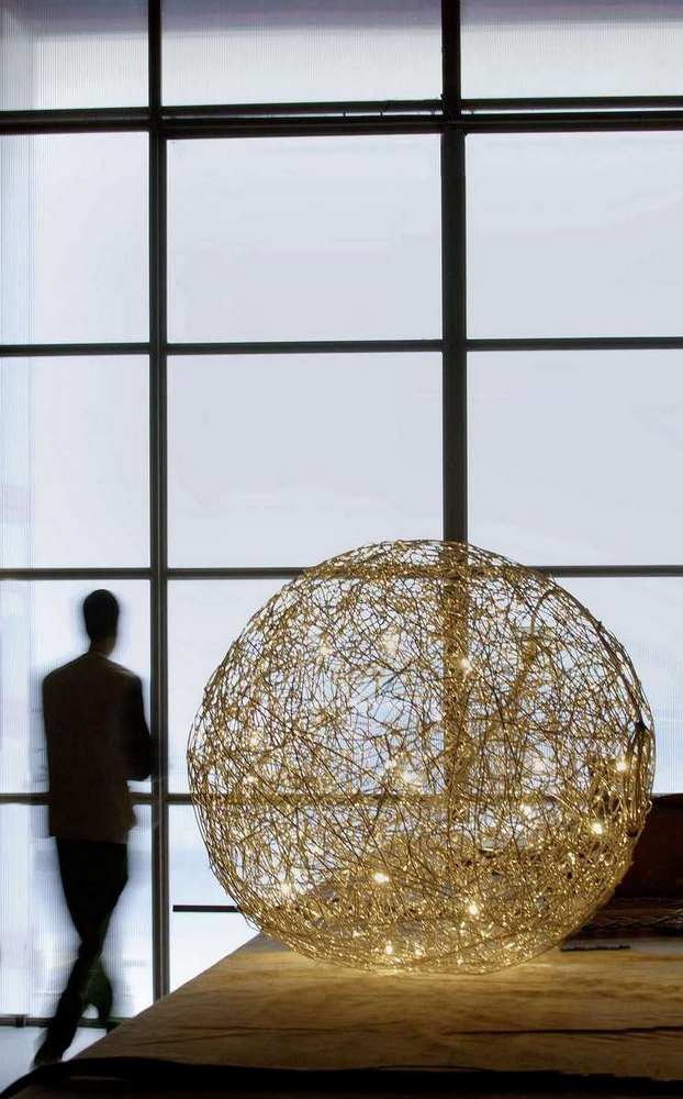 Fil de Fer Bodenleuchte von Catellani & Smith: Goldene Drahtkugel mit warmweißem Licht, moderne Bodenlampe.