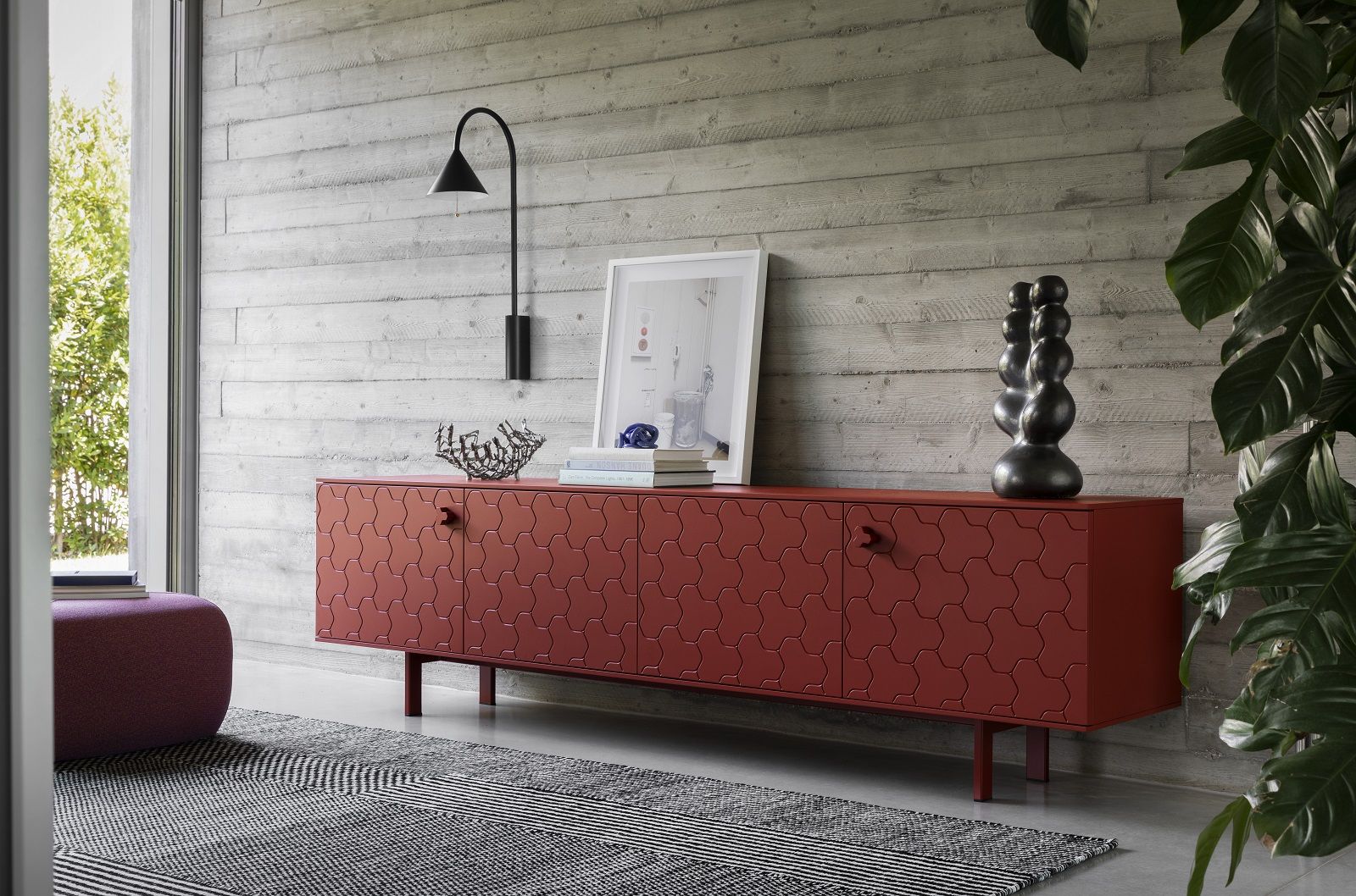 Ozz Wall S Wandleuchte von Miniforms über Sideboard. Moderne Innenarchitektur mit Design Lampe und Möbeln.