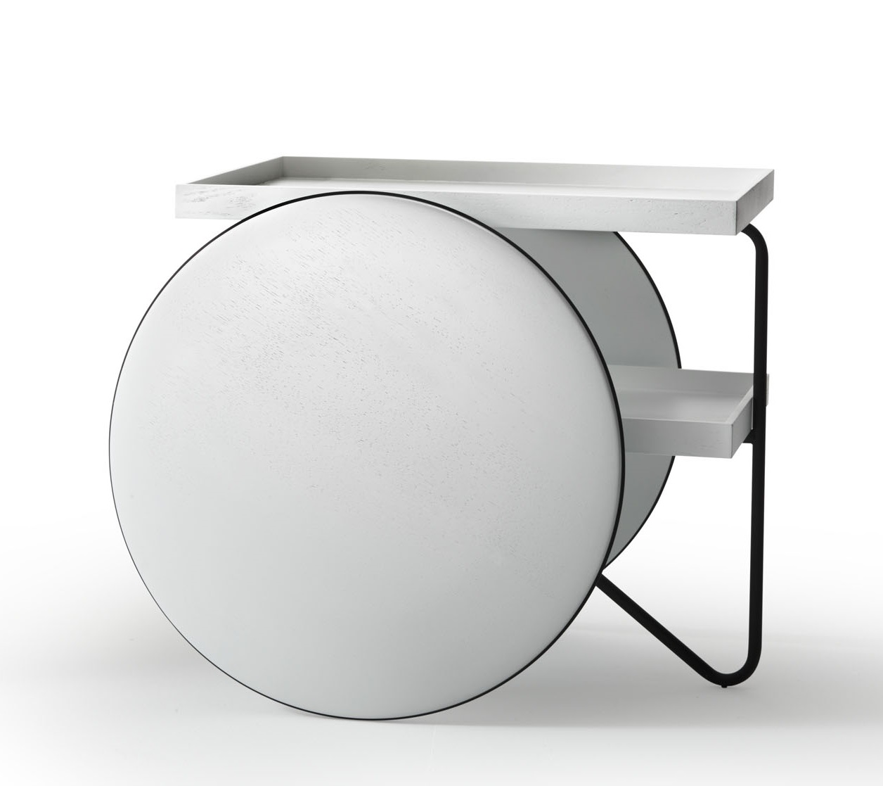 Weißer Chariot Servierwagen von Casamania Horm mit zwei Ablageflächen und schwarzen Metallgestell.