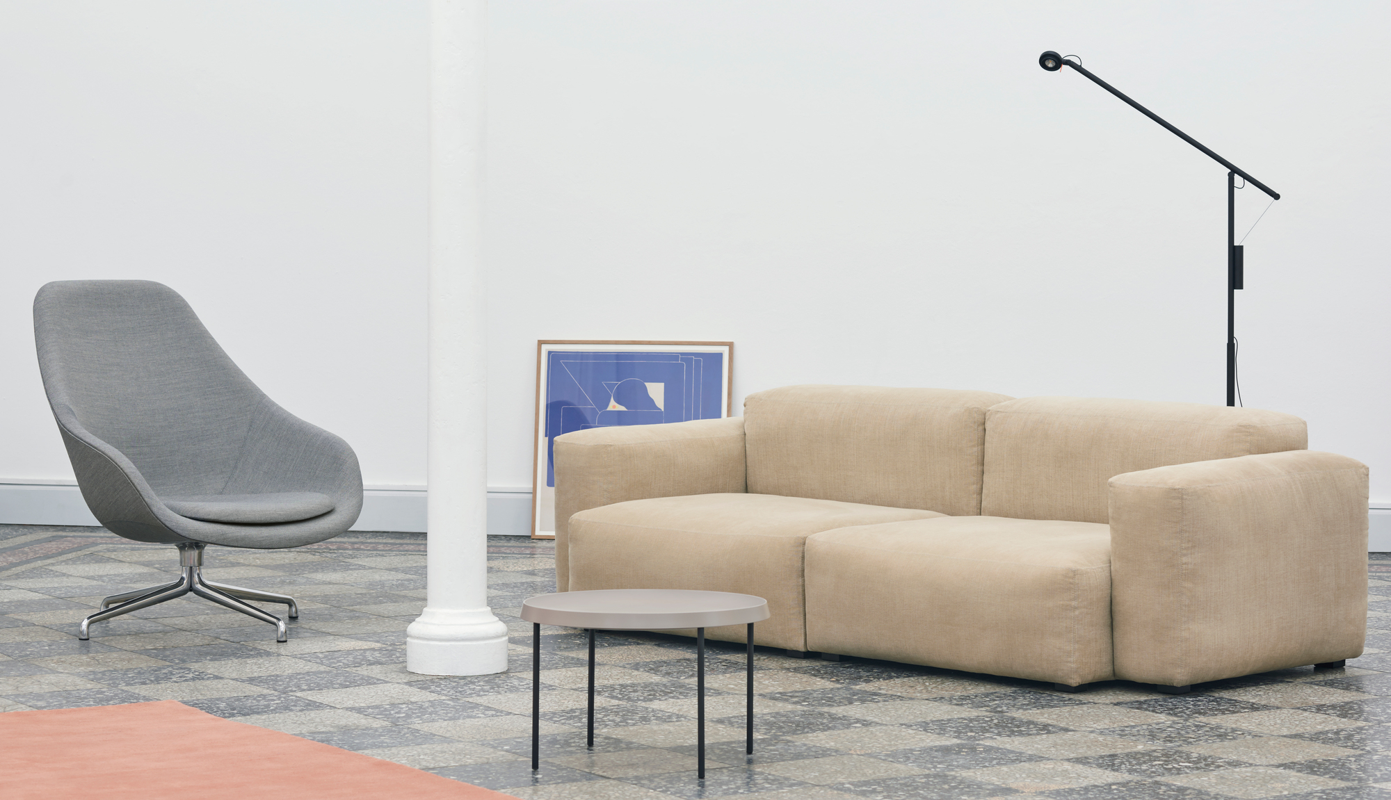 Grauer About a Lounge AAL 91 Drehsessel von Hay im modernen Wohnzimmer.