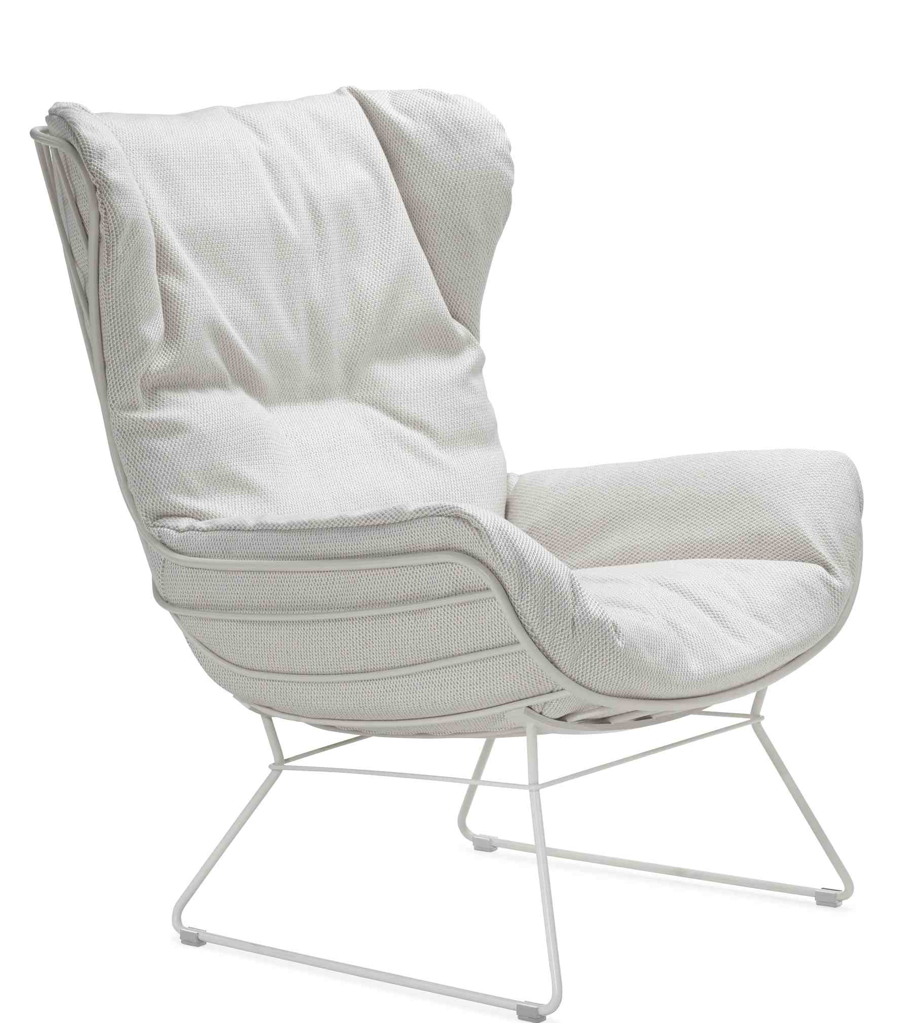 Weißer Leyasol Wingback Outdoor Sessel der Freifrau Manufaktur mit filigranem Metallgestell und bequemen Polstern.