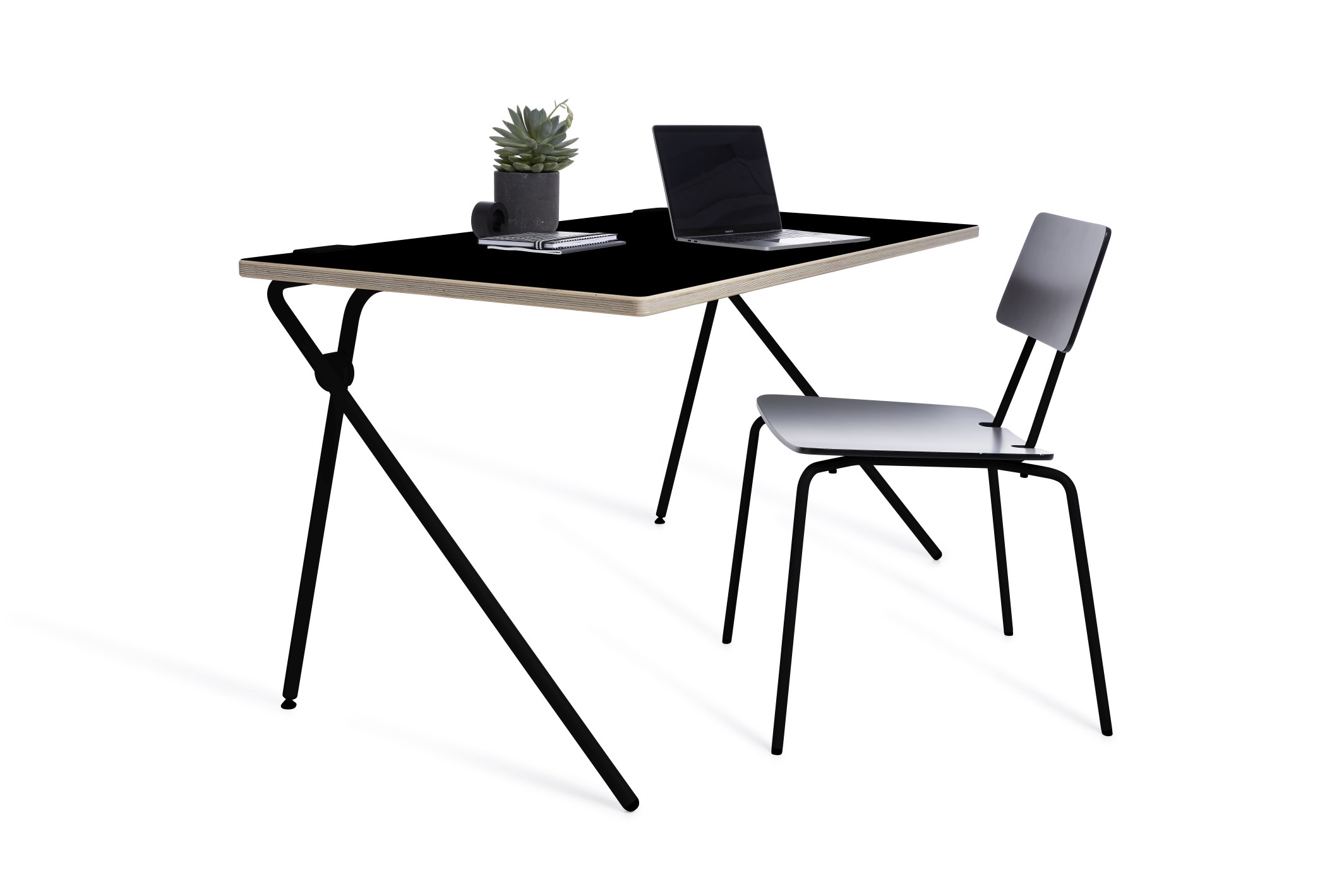 Plato Schreibtisch von Müller Möbelwerkstätten in Weiß mit schwarzer Tischplatte und Stuhl.