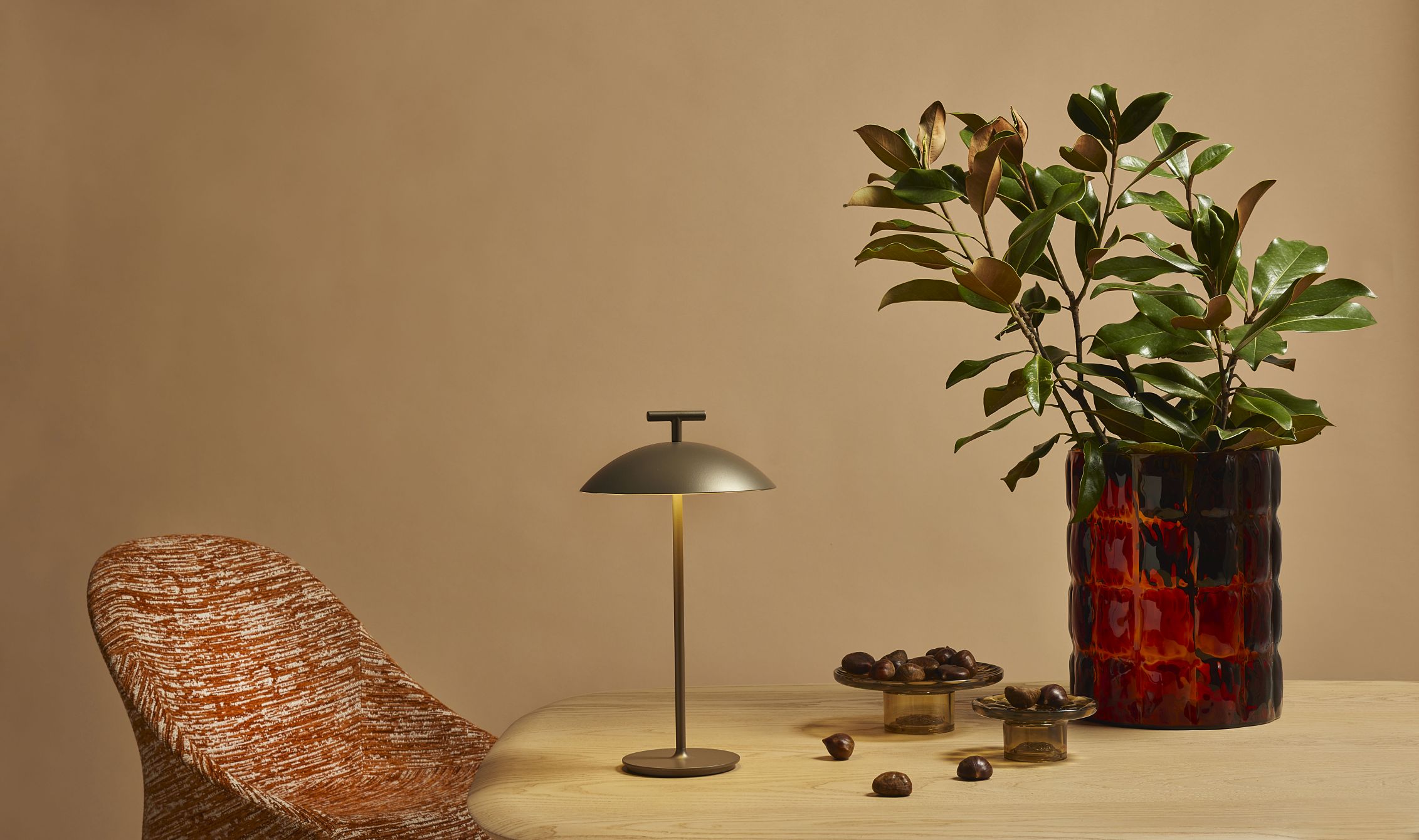 Mini Geen-A Tischlampe von Kartell in Ziegelrot: Akku-betriebene Lampe für stimmungsvolle Beleuchtung.