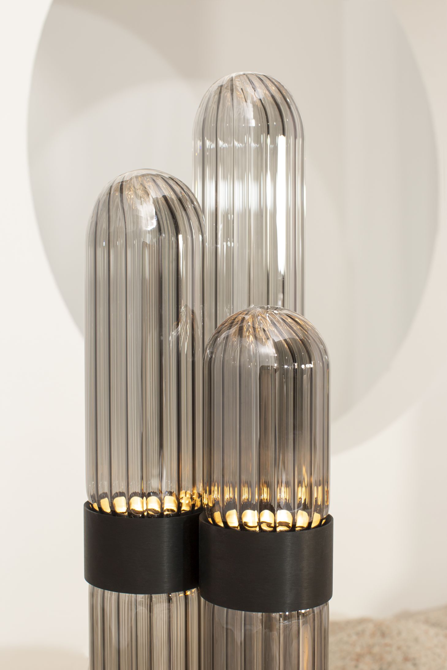 Nahaufnahme der Cactus Stehleuchte von Pulpo, transparentes Glas mit schwarzem Sockel.