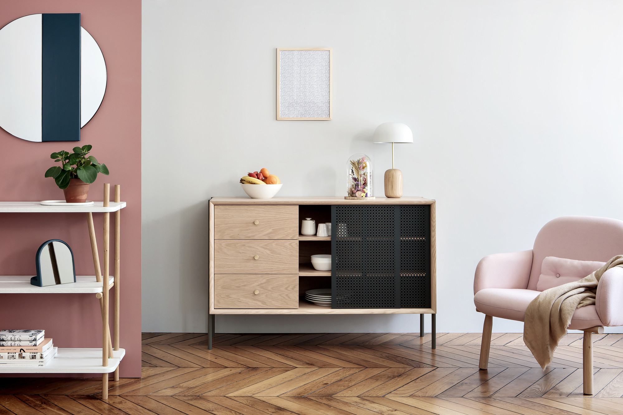 Gabin Sideboard von Hartô: Modernes Holz Sideboard mit Schiebetür und Schubladen im Wohnzimmer.