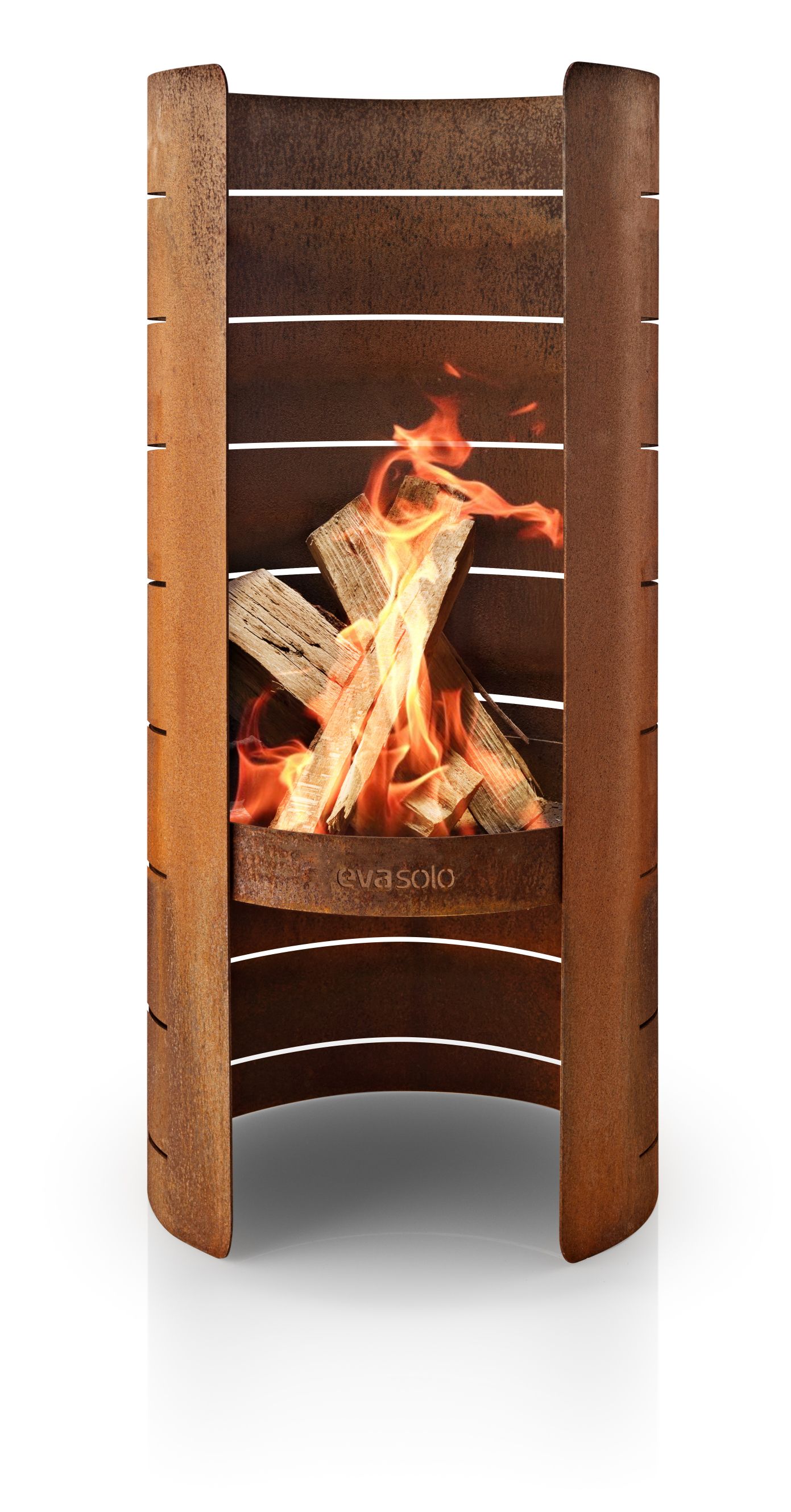 Eva Solo FireCylinder Gartenkamin mit brennendem Holzfeuer, rustikaler Stahl-Look für gemütliche Gartenabende.