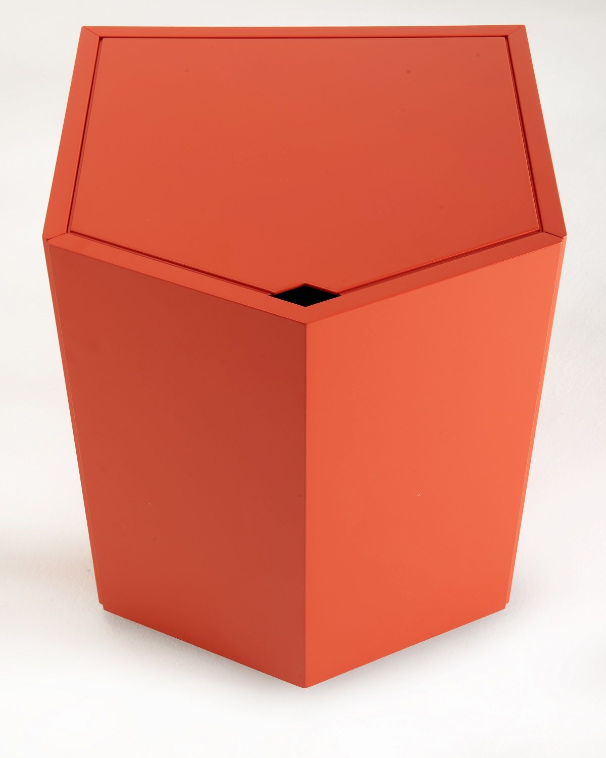 Oranger Z24 Nachttisch von Zanotta, moderner Nachtschrank mit geometrischem Design und praktischer Ablagefläche.