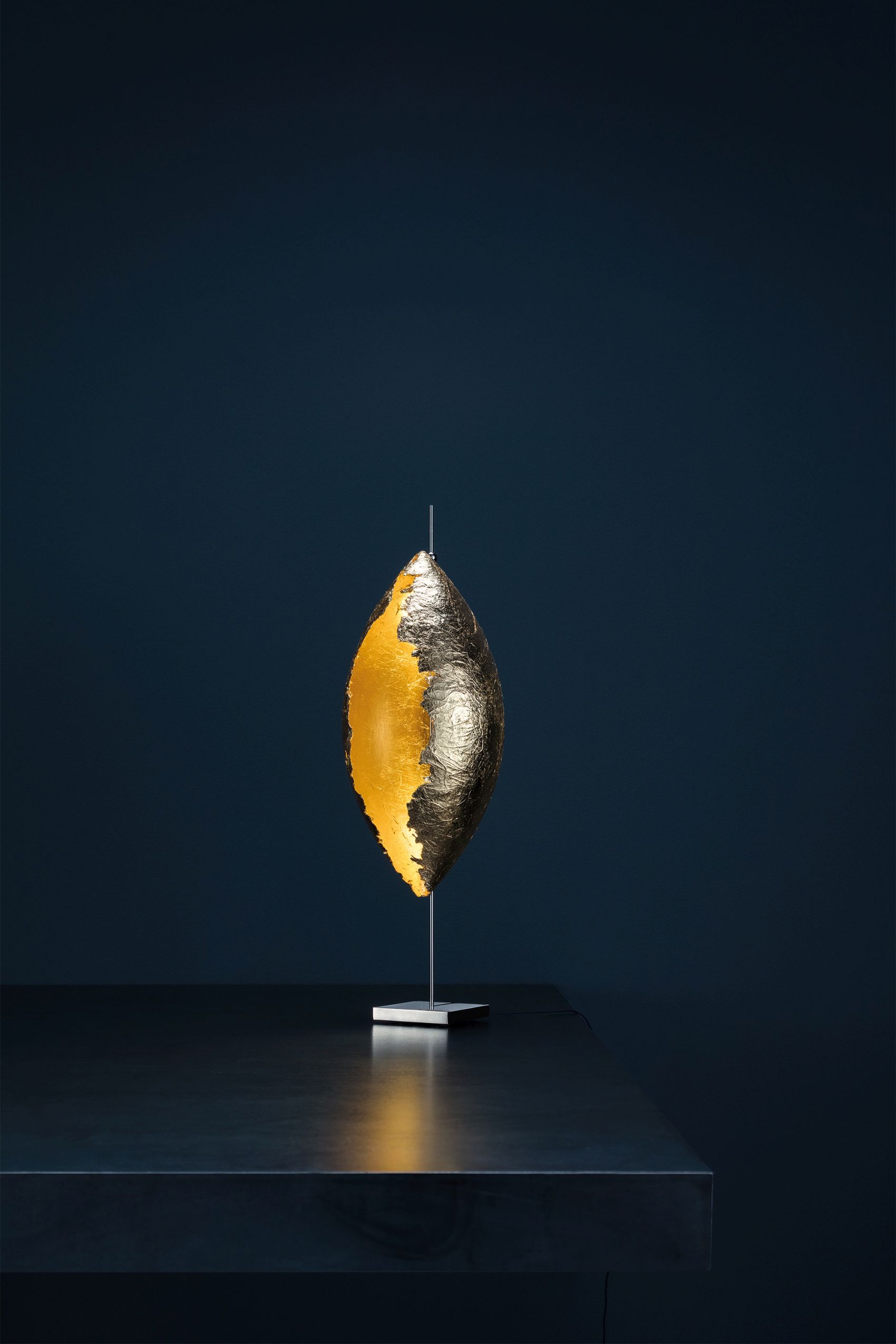 Malagolina Tischleuchte von Catellani & Smith, goldene Blattoptik, modernes Design für Wohnzimmer und Schlafzimmer.