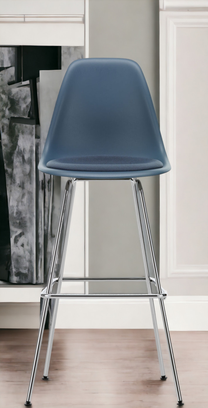 Blauer Eames Plastic Bar Stool Barhocker High von Vitra mit Sitzpolster und Chromgestell.