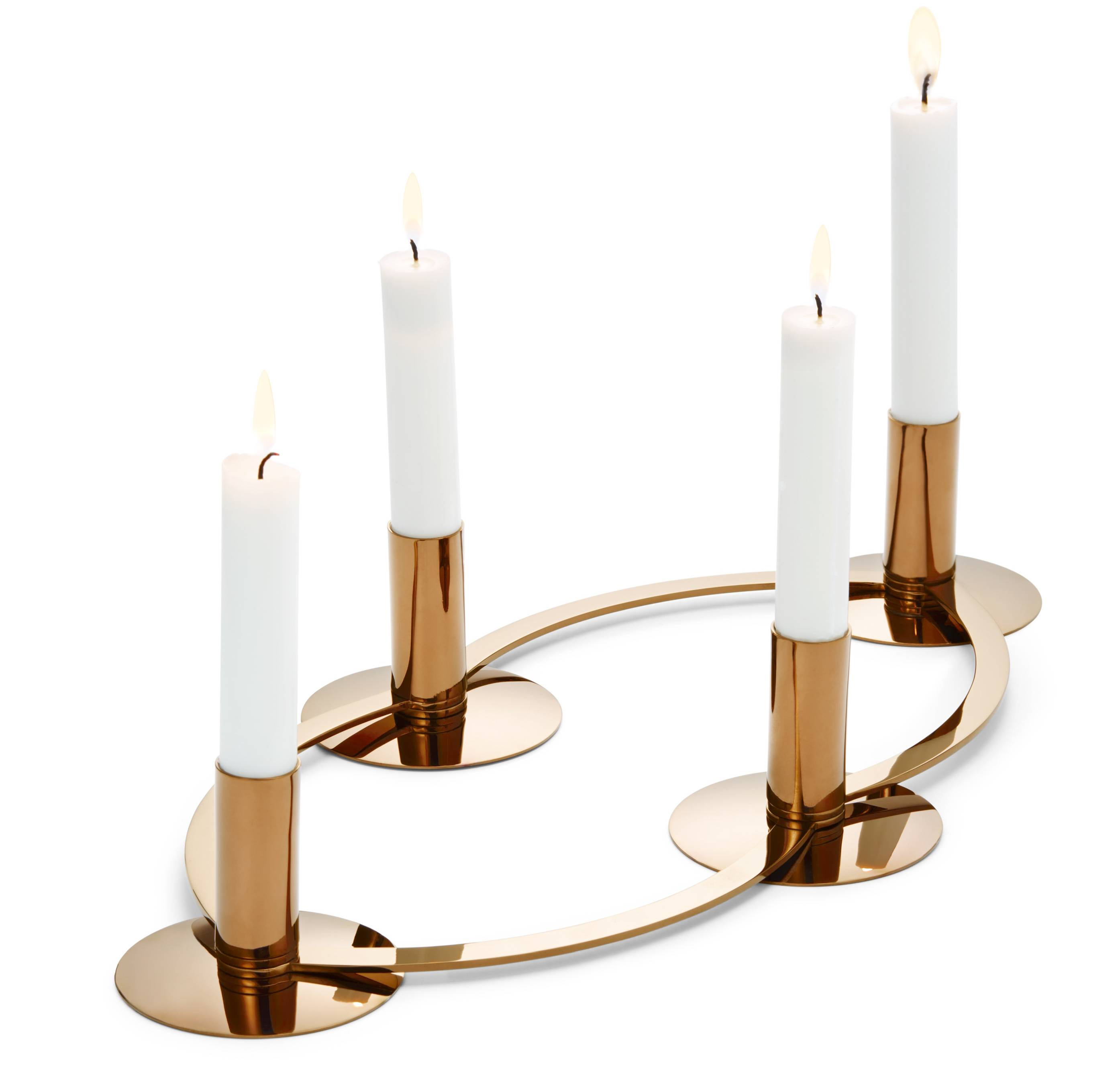 La Serena Adventskranz von Philippi, goldfarben mit vier brennenden, weißen Kerzen.