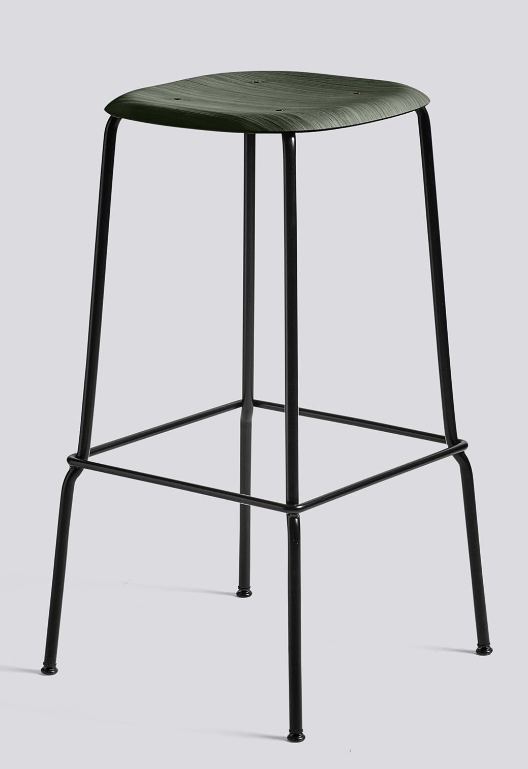 Soft Edge Hocker von Hay mit schwarzem Metallgestell und grünem Holz-Sitz.