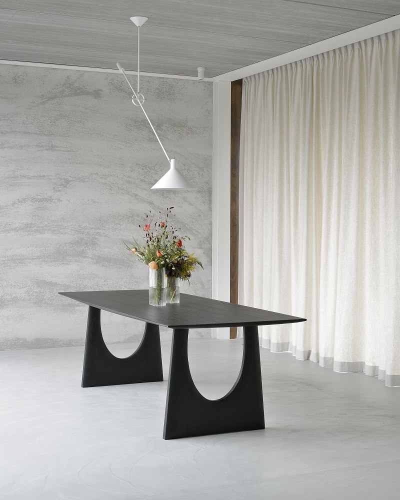 Schwarzer Geometric Esstisch aus Eiche von Ethnicraft mit Blumen in minimalistischem Raum.