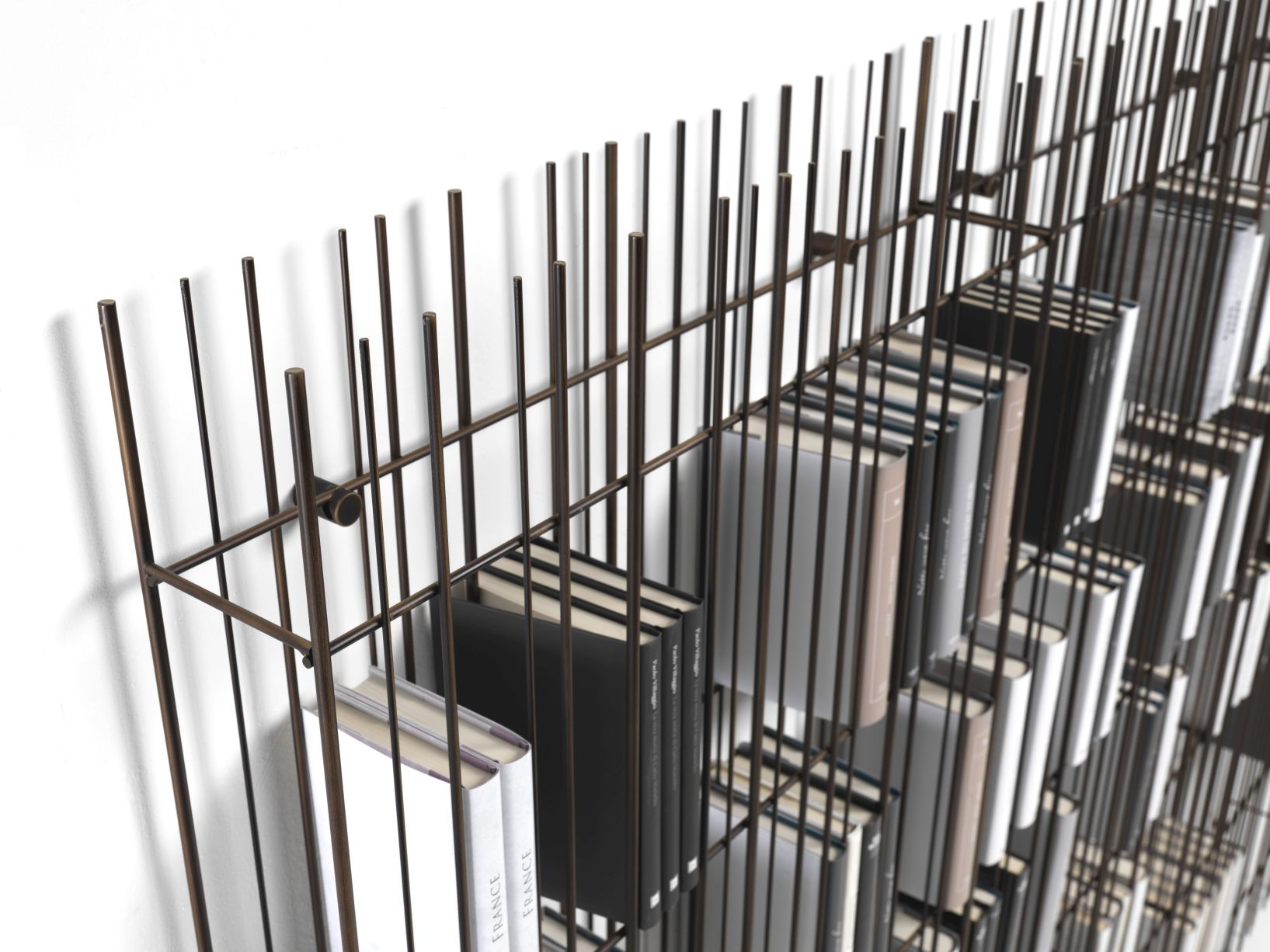 Detailaufnahme des Metrica Regals mit Büchern, modernes Design Bücherregal, Metallstruktur.