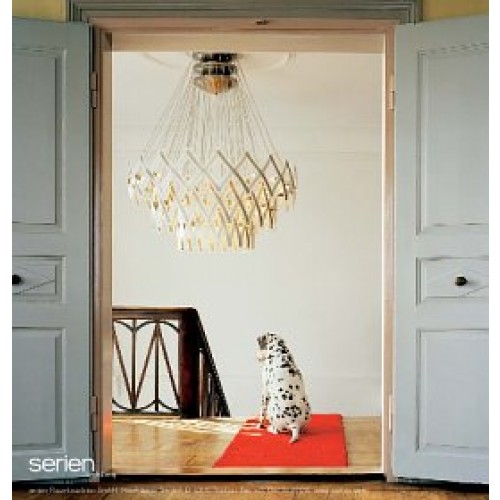 Zoom XL Pendelleuchte von Serien Lighting über Treppenhaus mit Dalmatiner auf rotem Teppich.