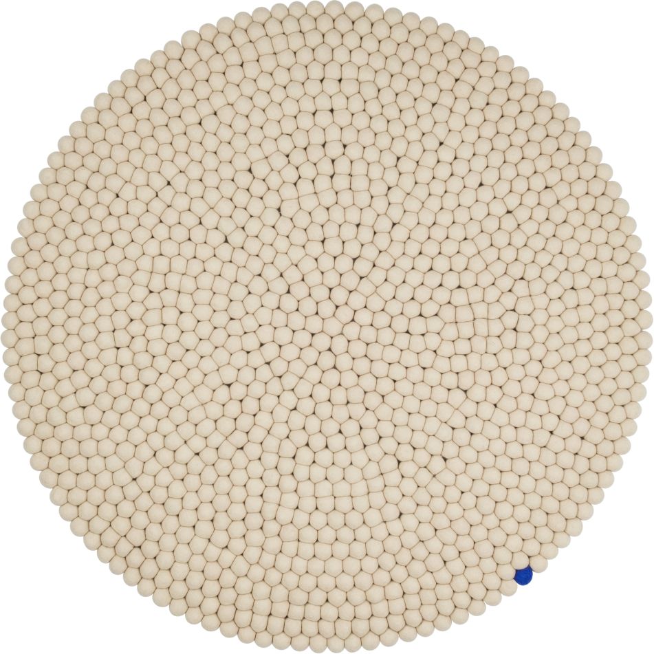 Beiger, runder Filzteppich "Big One" von myfelt (Ø 200 cm) aus vielen kleinen Filzkugeln.