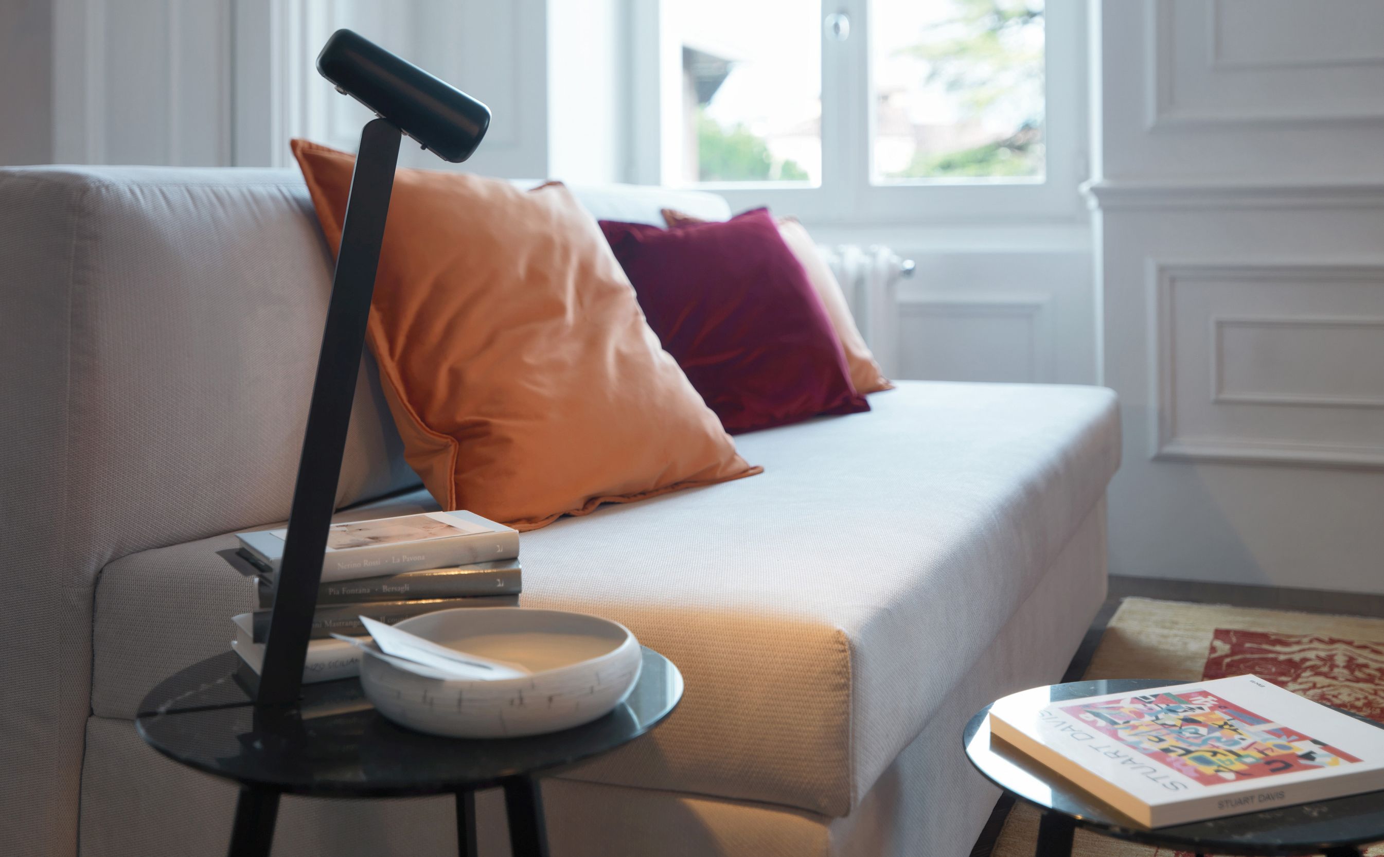 Albino Torcia Beistelltisch: Schwarzer, moderner Tisch neben Sofa mit Kissen und Dekoration. Design Beistelltisch.