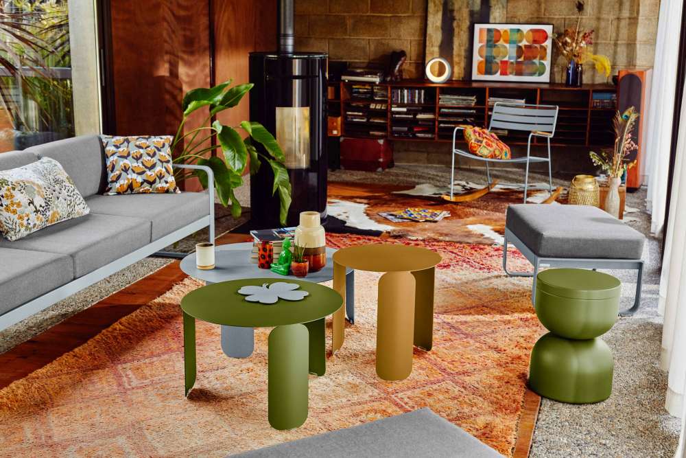 Detailaufnahme des Wohnzimmers mit Fermob Hoopik Beistelltisch in Grün und Gold.