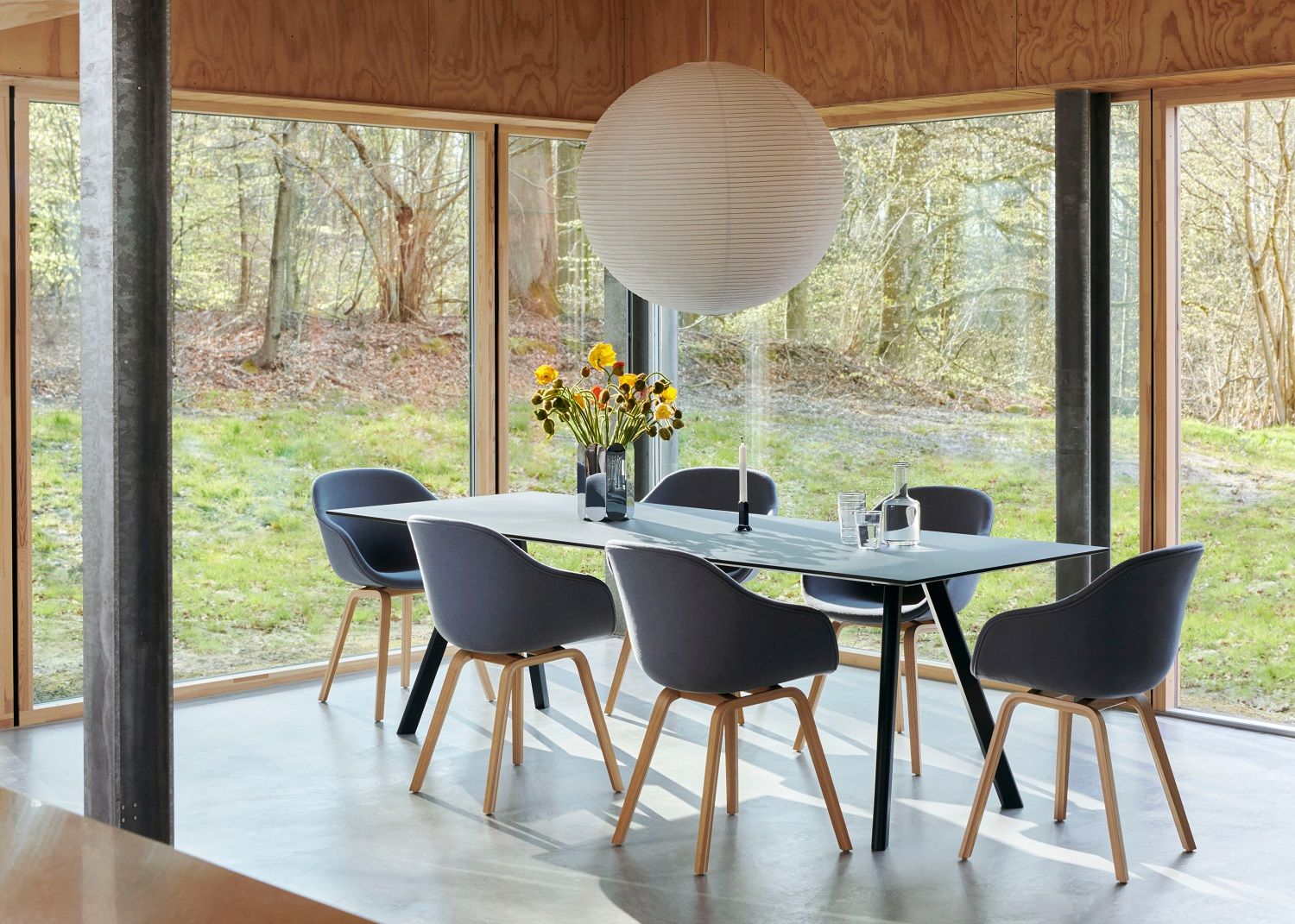 Esszimmer mit Hay About a Chair AAC223 Stühlen in Grau und Holzbgestell. Moderner Stuhl für Wohnraum.