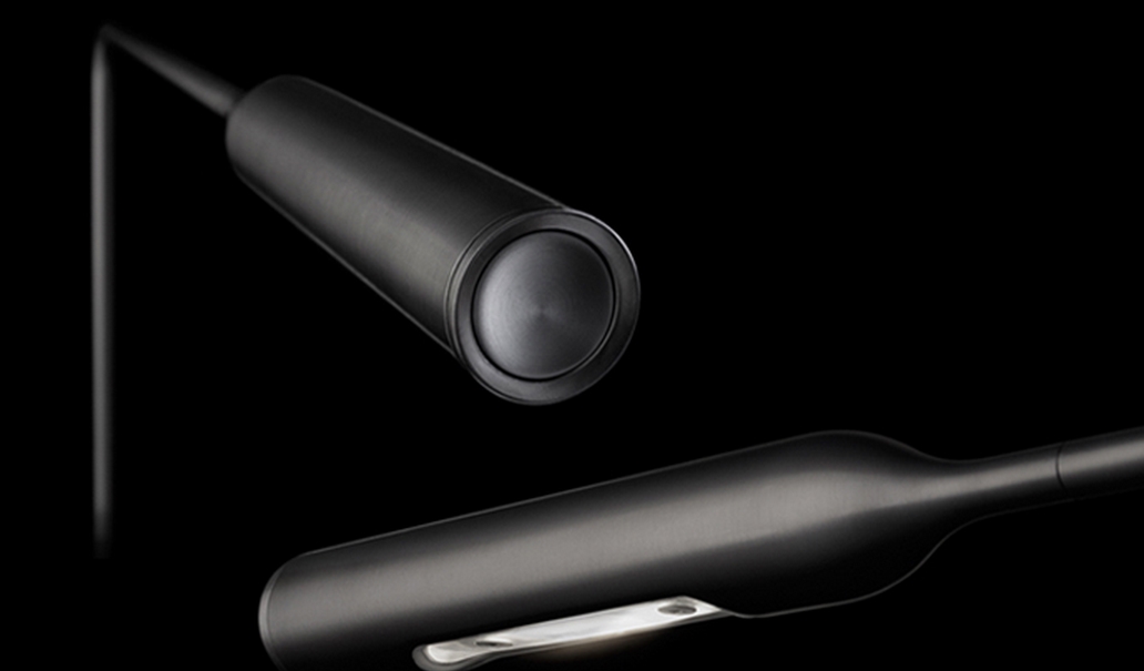 Nahaufnahme der schwarzen Flo Nachttischleuchte Lumina, moderne LED-Lampe für Schlafzimmer und Nachttisch.