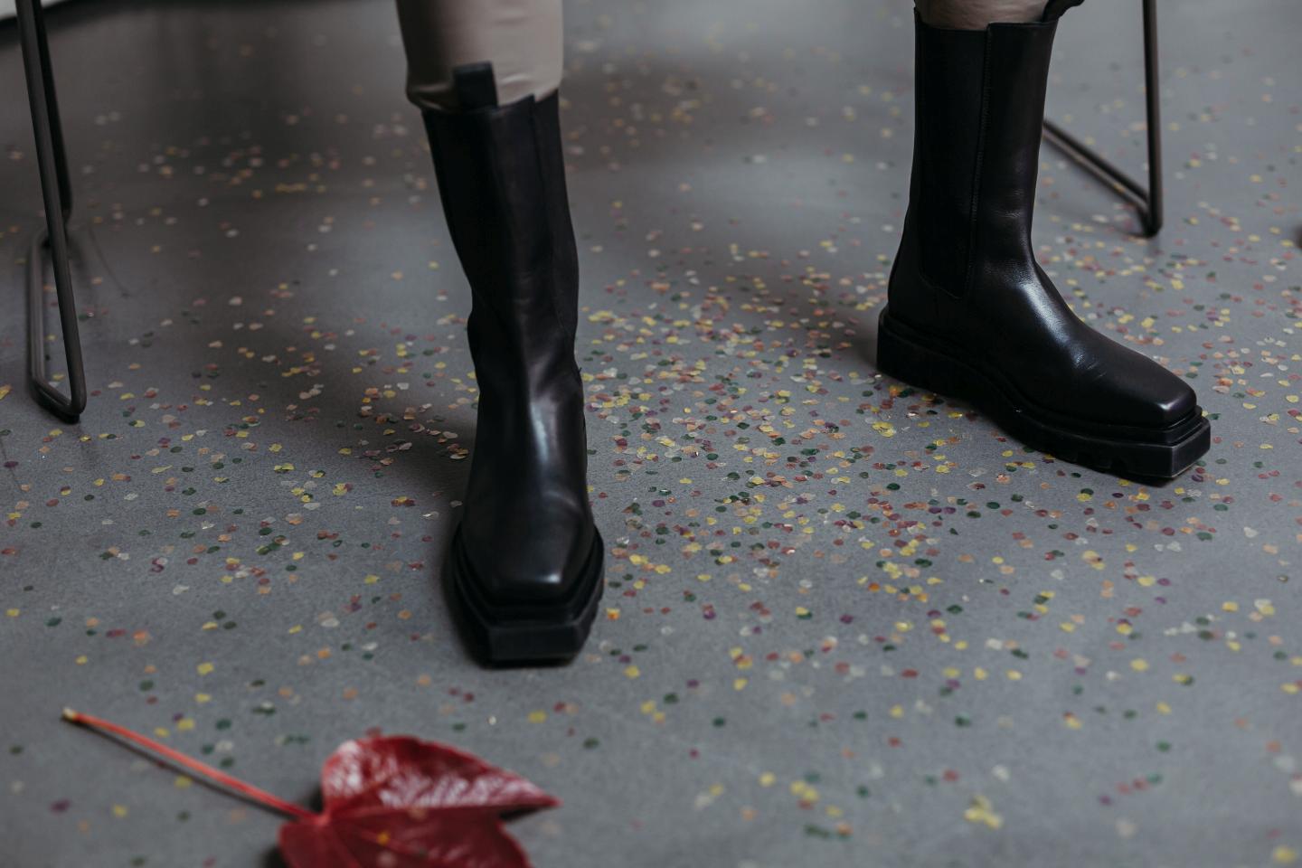 D:004 Bank Waldgrün Fuchs & Habicht: Detailaufnahme der grünen Bank mit Fuchs- und Habicht-Motiven.