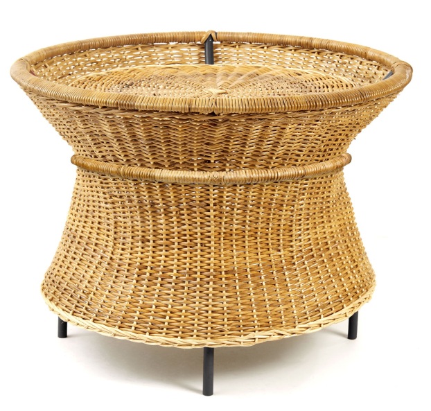 Caribe Basket Table: Outdoor Tisch aus Naturmaterial mit schwarzen Beinen.