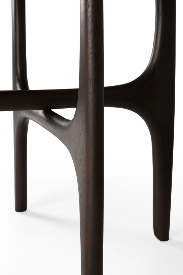 Detailaufnahme: Ethnicraft PI Beistelltisch aus dunkelbraun lackiertem Mahagoni-Holz. Design Tisch mit filigranen Beinen.