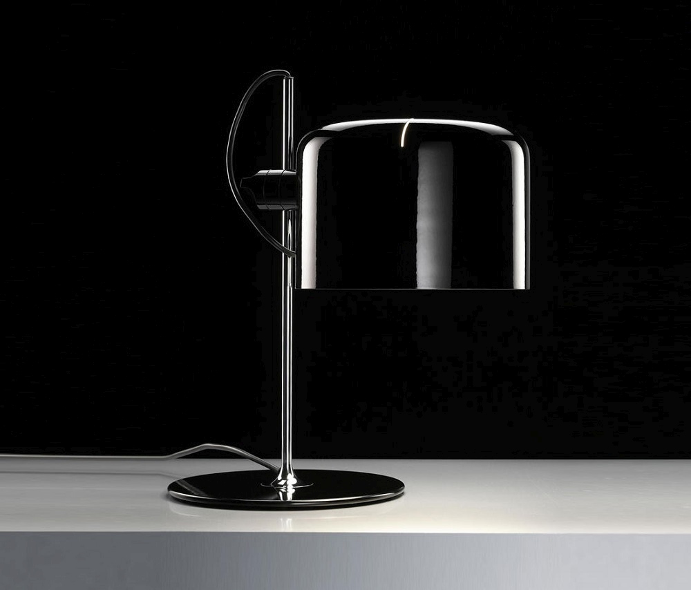 Nahaufnahme der Oluce Coupé Tischleuchte in Weiß, modernes Design für Wohnzimmer und Büro.