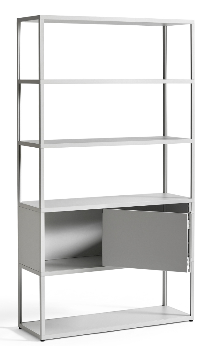 New Order Regal von Hay, weiße Regalkombination mit offenen Fächern und einem Schrankfach mit Tür.