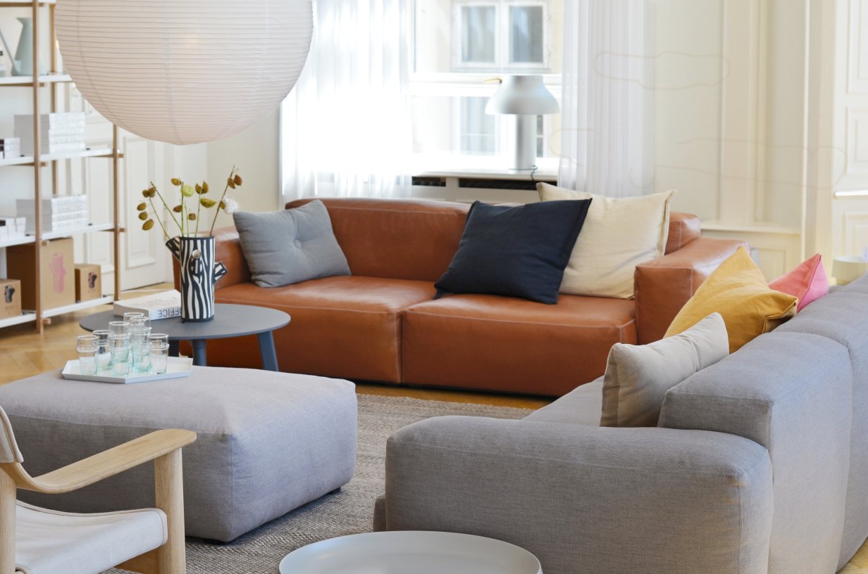 Mags Soft Ottoman von Hay, S02 Small, Hallingdal 130 Stoff, beige Naht, grauer Hocker.