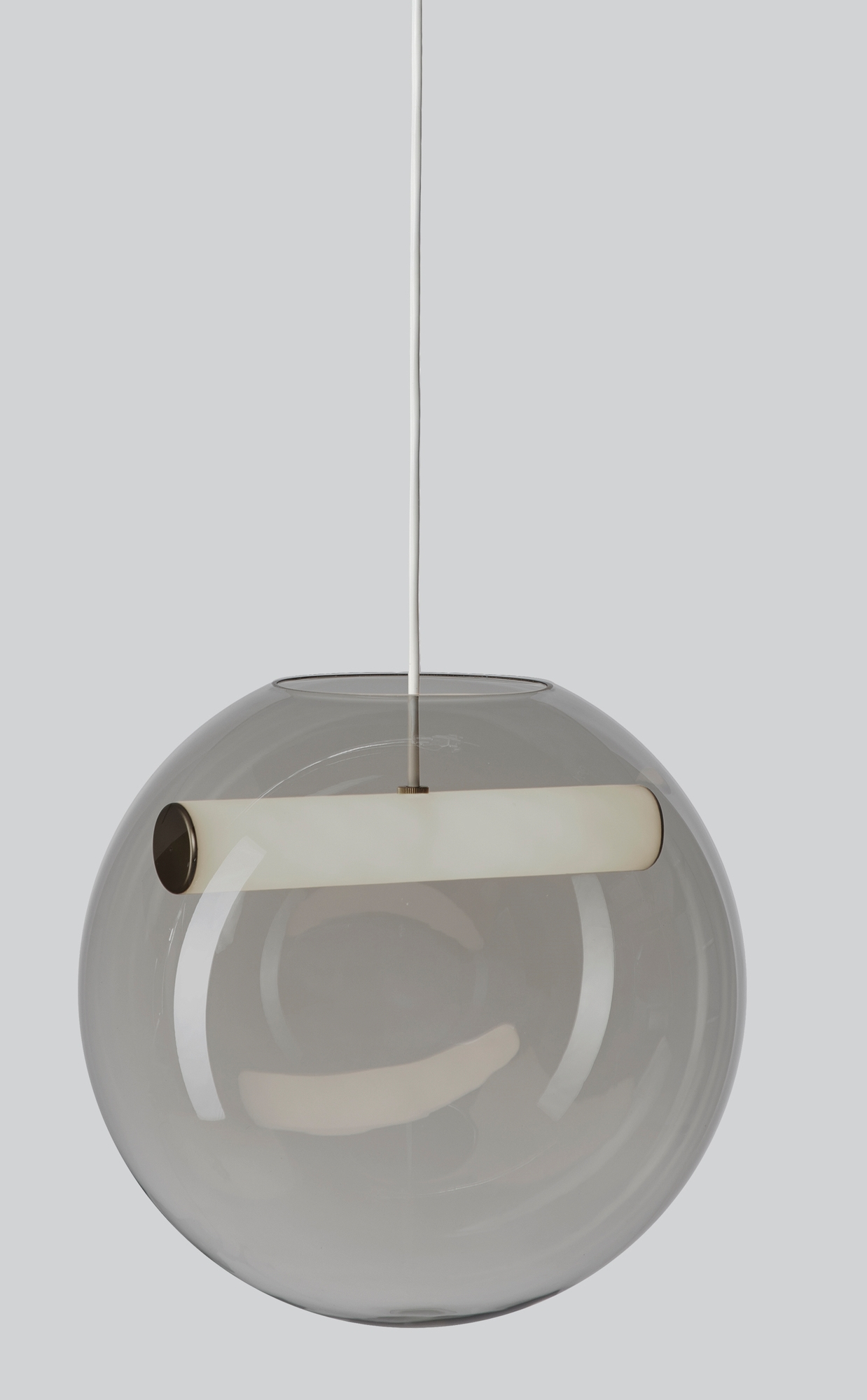 Reveal Pendelleuchte von Northern: Runde, graue Glas-Hängelampe mit zylindrischem Leuchtmittel für moderne Beleuchtung.