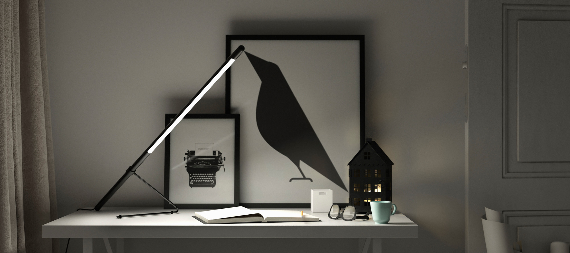 Tubo Tischleuchte Belux Chrom auf Schreibtisch mit Buch, Brille, Tasse und Dekoration.