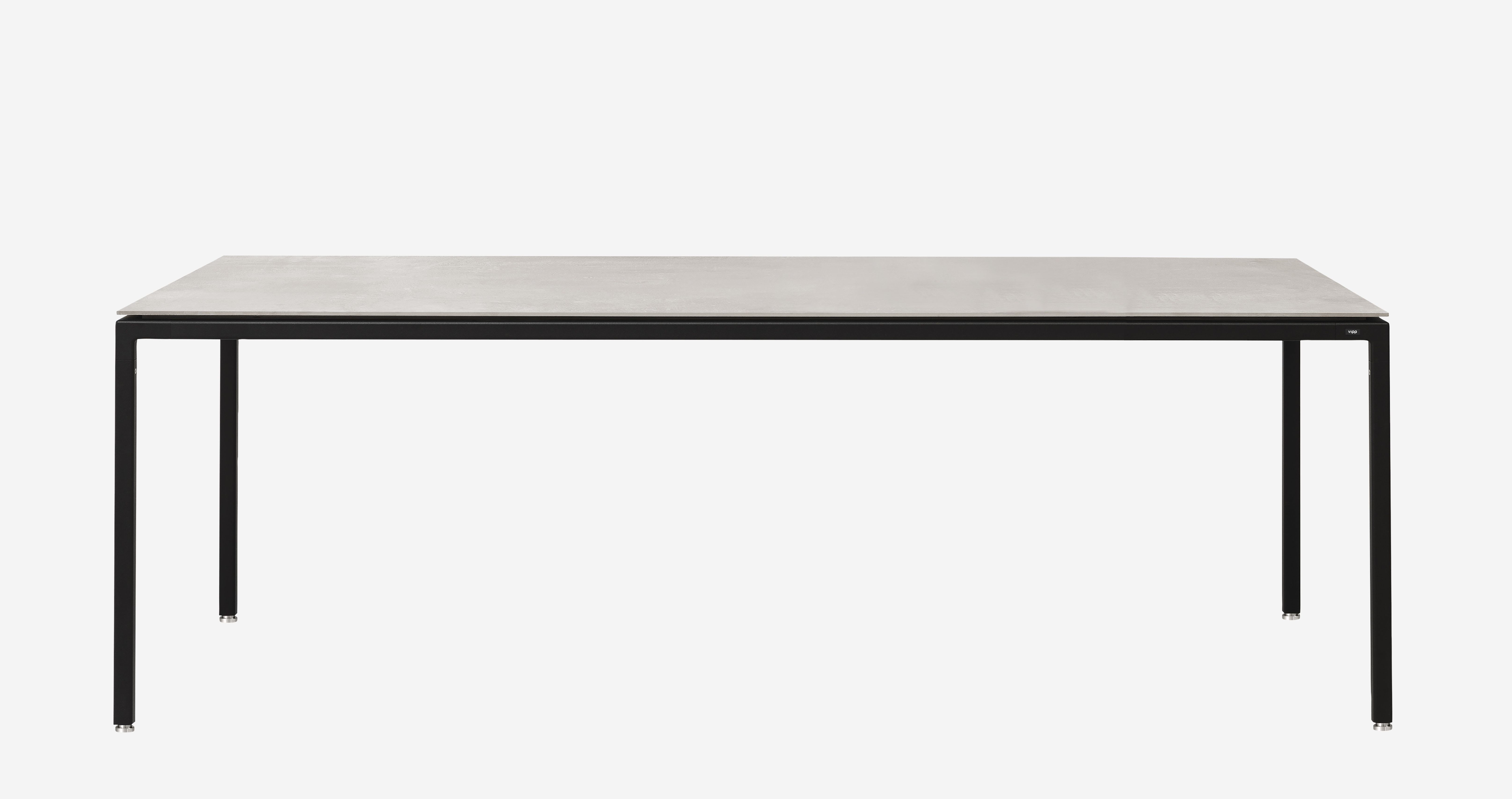 Vipp Tisch Medium mit grauer Tischplatte und schwarzem Stahlgestell vor neutralem Hintergrund.
