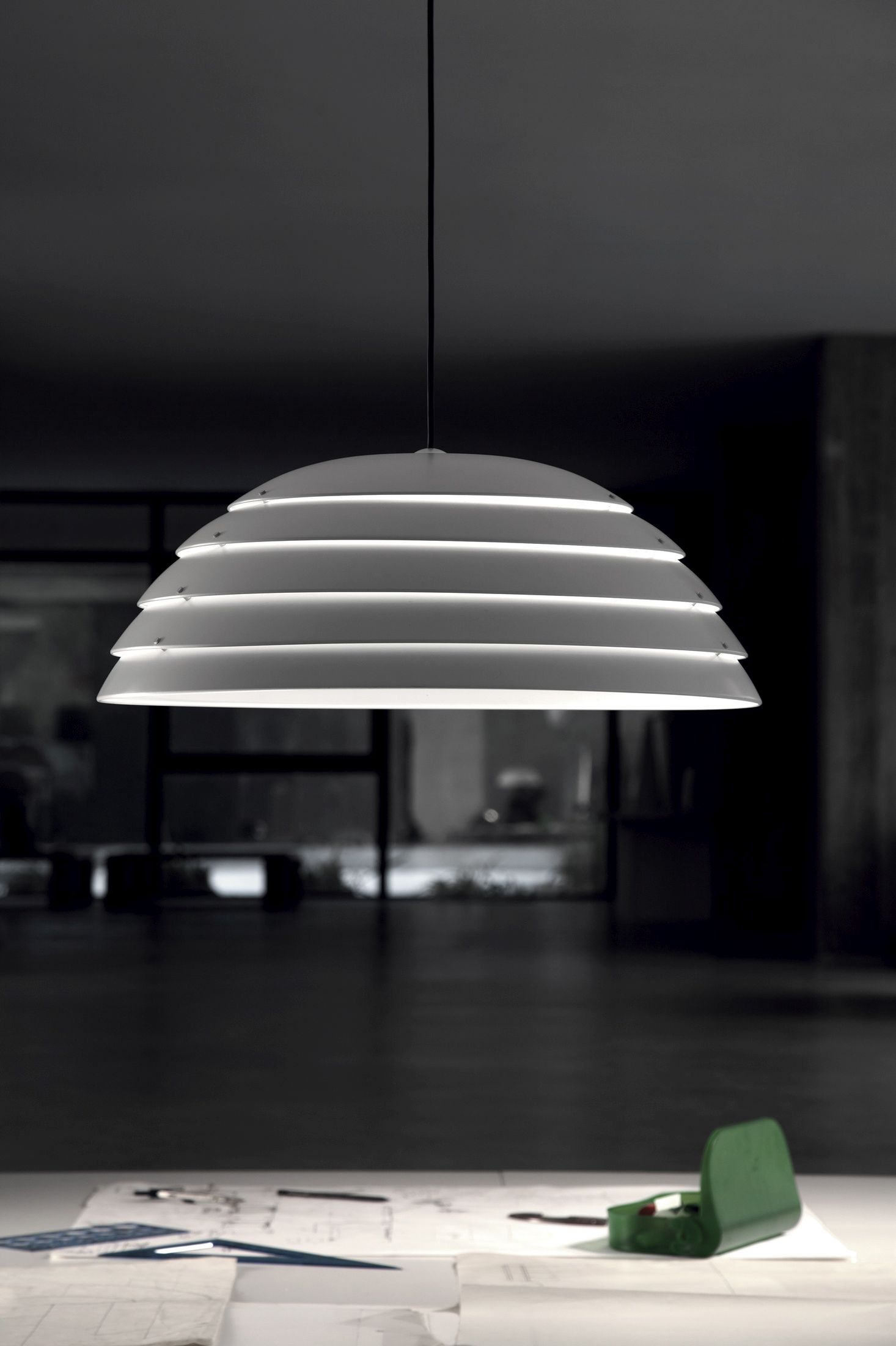 Cupolone Pendelleuchte: Moderne Hängelampe von Martinelli Luce mit indirektem Licht und weißem Diffusor.