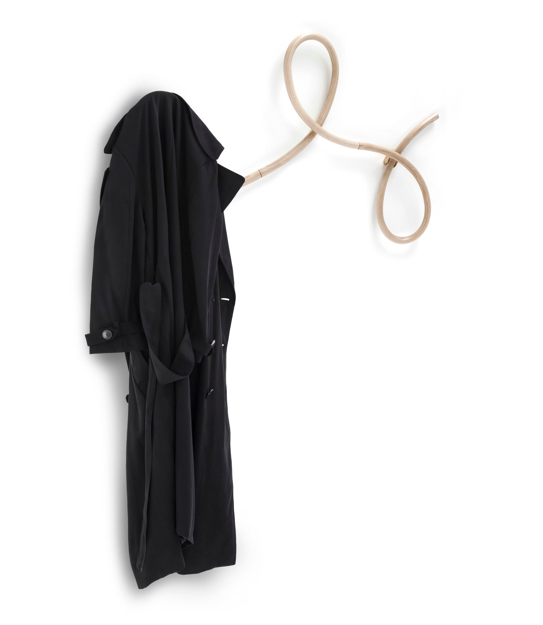 Waltz Wandgarderobe von Wiener GTV Design mit schwarzem Mantel an der Holzwandgarderobe.