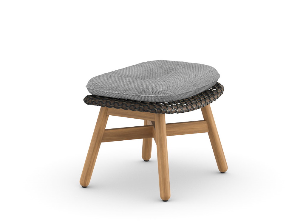 Mbrace Hocker von Dedon mit grauem Polster, Holzbeinen und geflochtener Sitzfläche. Gartenmöbel für Terrasse.