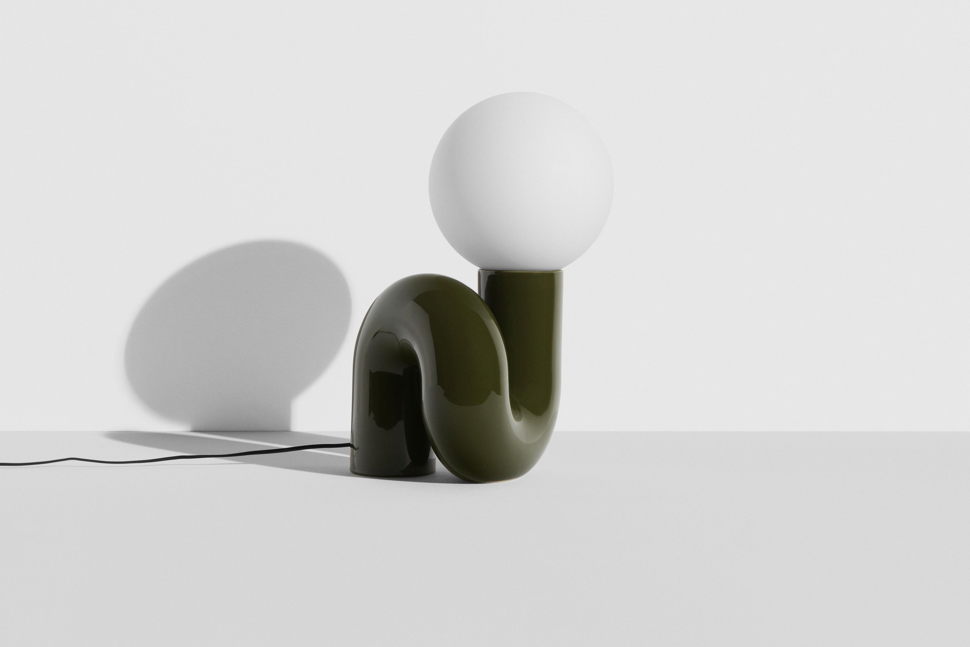 Neotenic Tischleuchte von Petite Friture, große grüne Lampe mit weißem Kugelschirm.