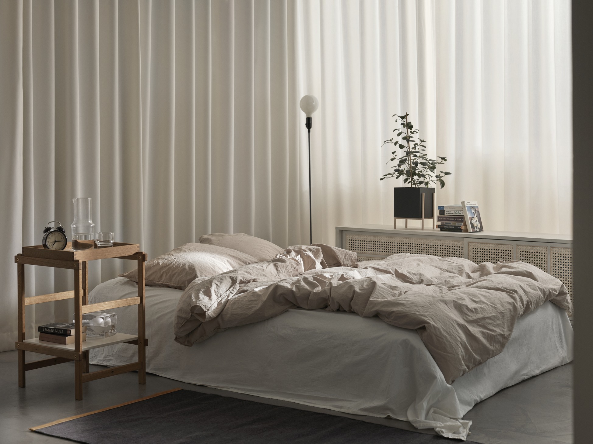 Frame Small Regal von Design House Stockholm als Nachttisch im Schlafzimmer.